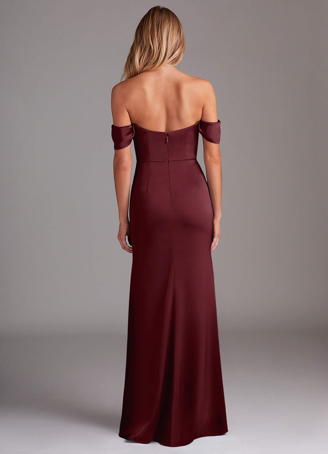 Azazie Saige Vestidos de madrinha de casamento Vestido Cabernet de Cetim elástico de Bainha com Fora do ombro image9