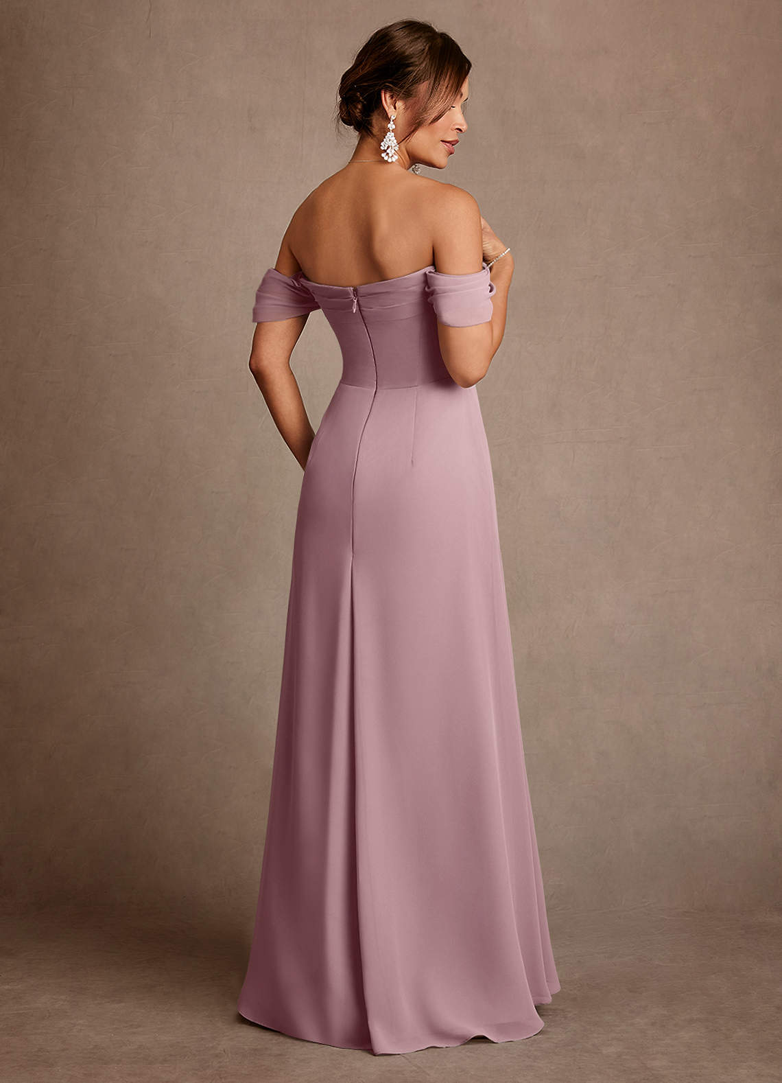 Azazie Amherst Vestidos para mãe da noiva Vestido Rosa Empoeirada de Chiffon de Linha A com Fora do ombro image2