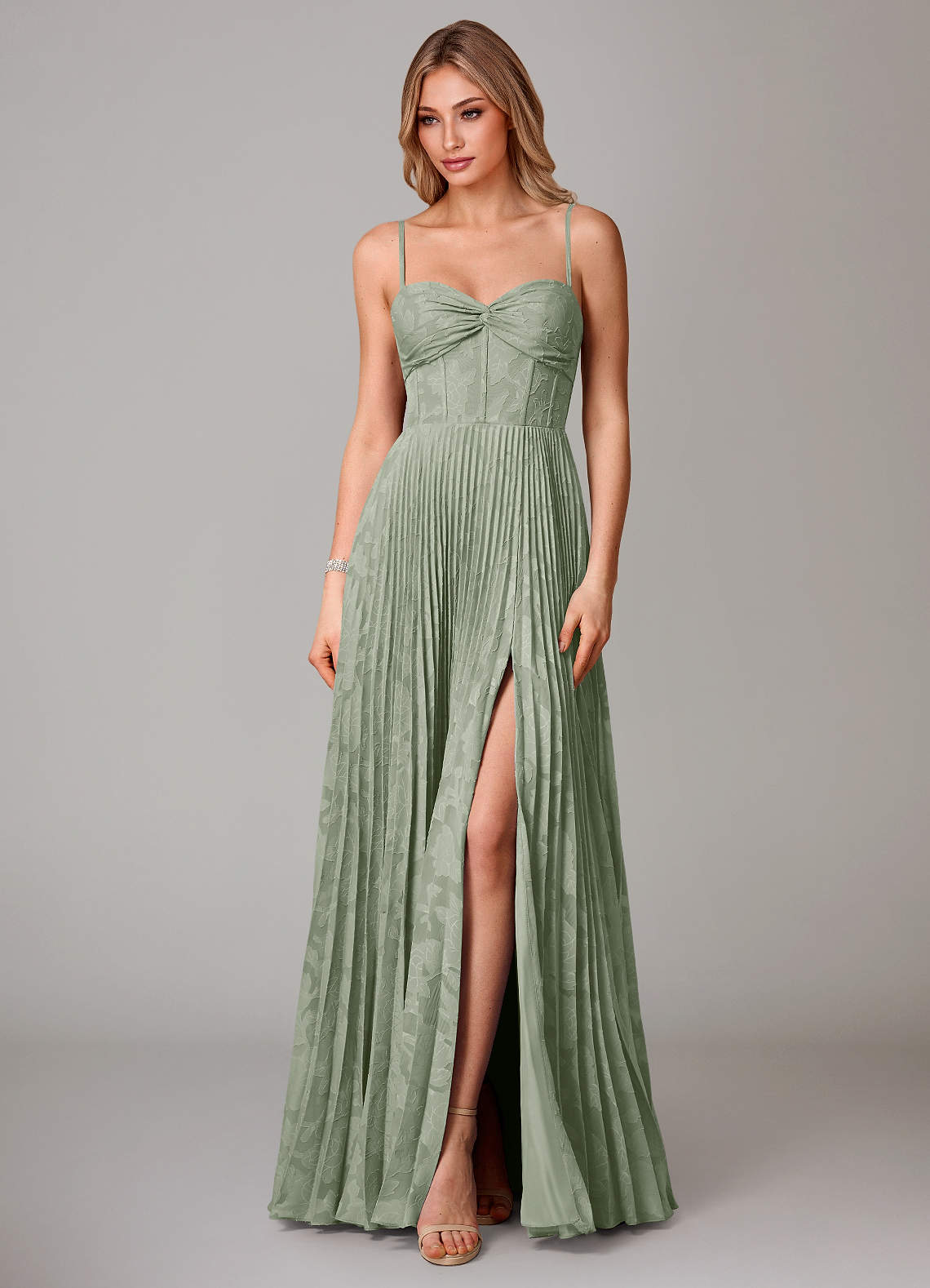 Azazie Akiko Brautjungfernkleider A-Linie Herzausschnitt Blumen-Burnout Kleid Agave image2