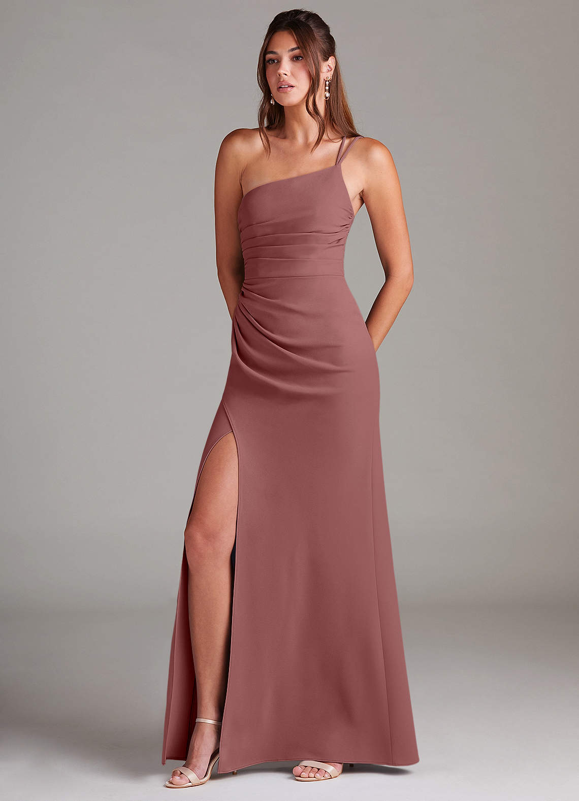 Azazie Eren Vestidos de damas de honor Vestido de Rosa Del Desierto de Crepé elástico de Corte Recto con Hombro unilateral image1