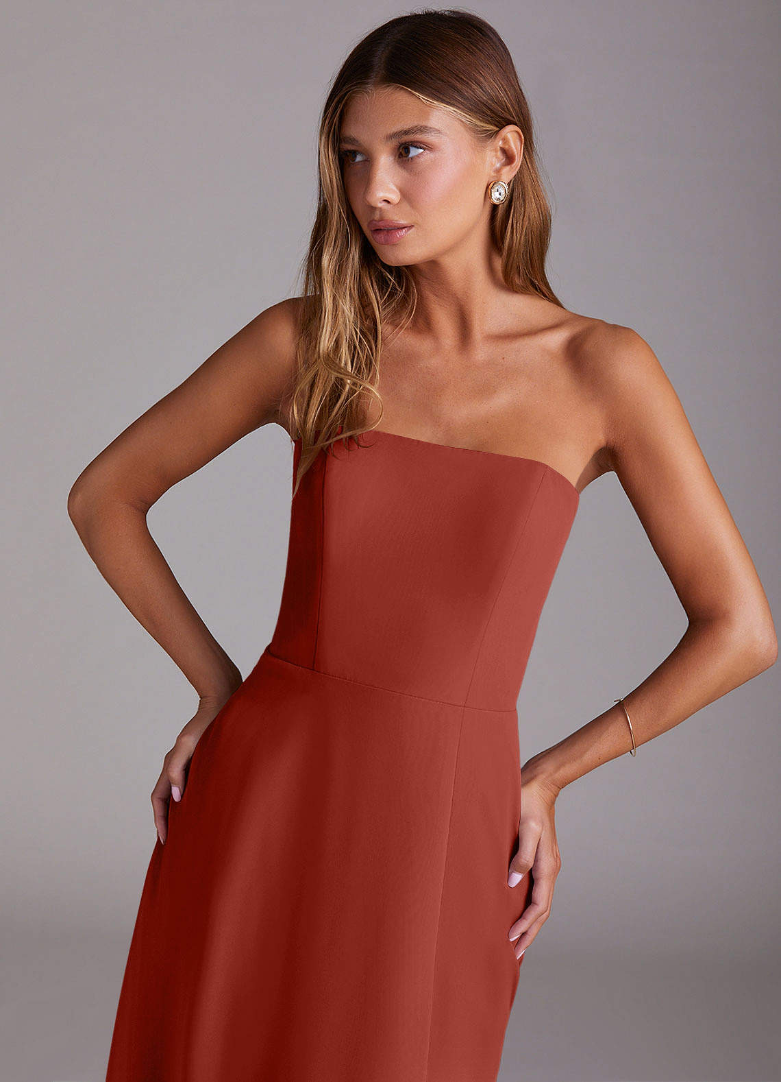 Azazie Wren Vestidos de damas de honor Vestido de Terracota de Gasa de Corte en A Convertible con Corte Lateral image4
