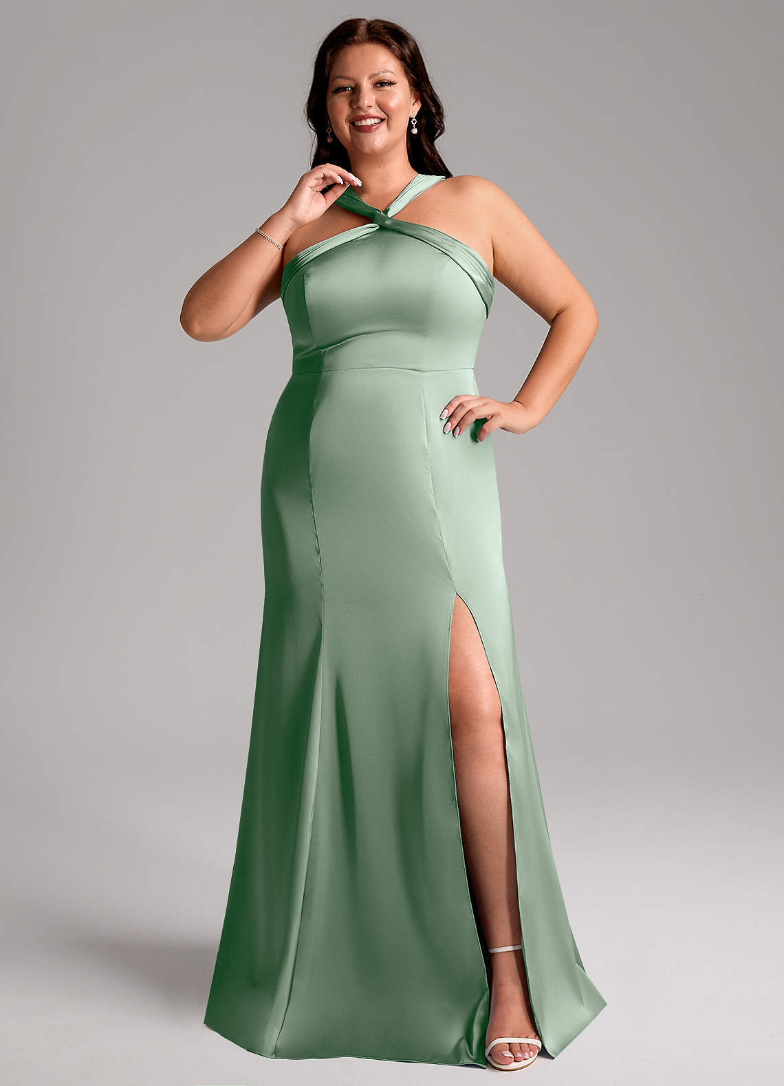 Azazie Rue Robes de demoiselle d'honneur Robe Trapèze en Satin extensible Plissée Agave image1