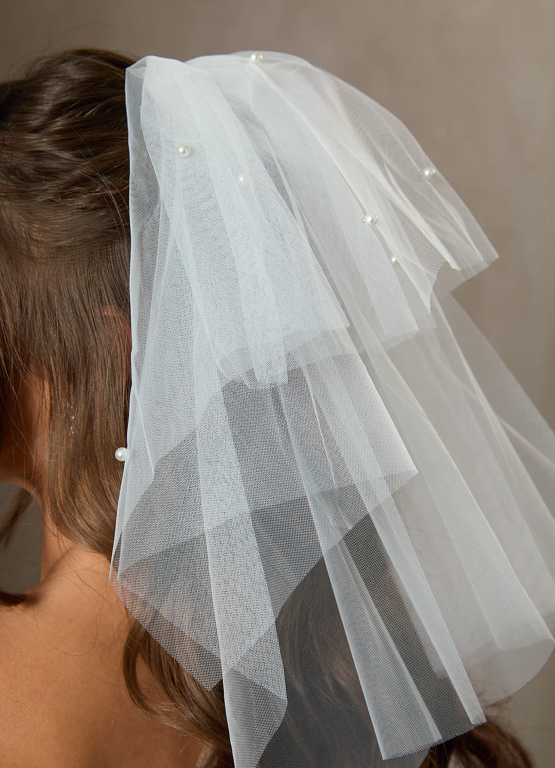 front Véu em camadas com pérolas espalhadas na altura dos ombros