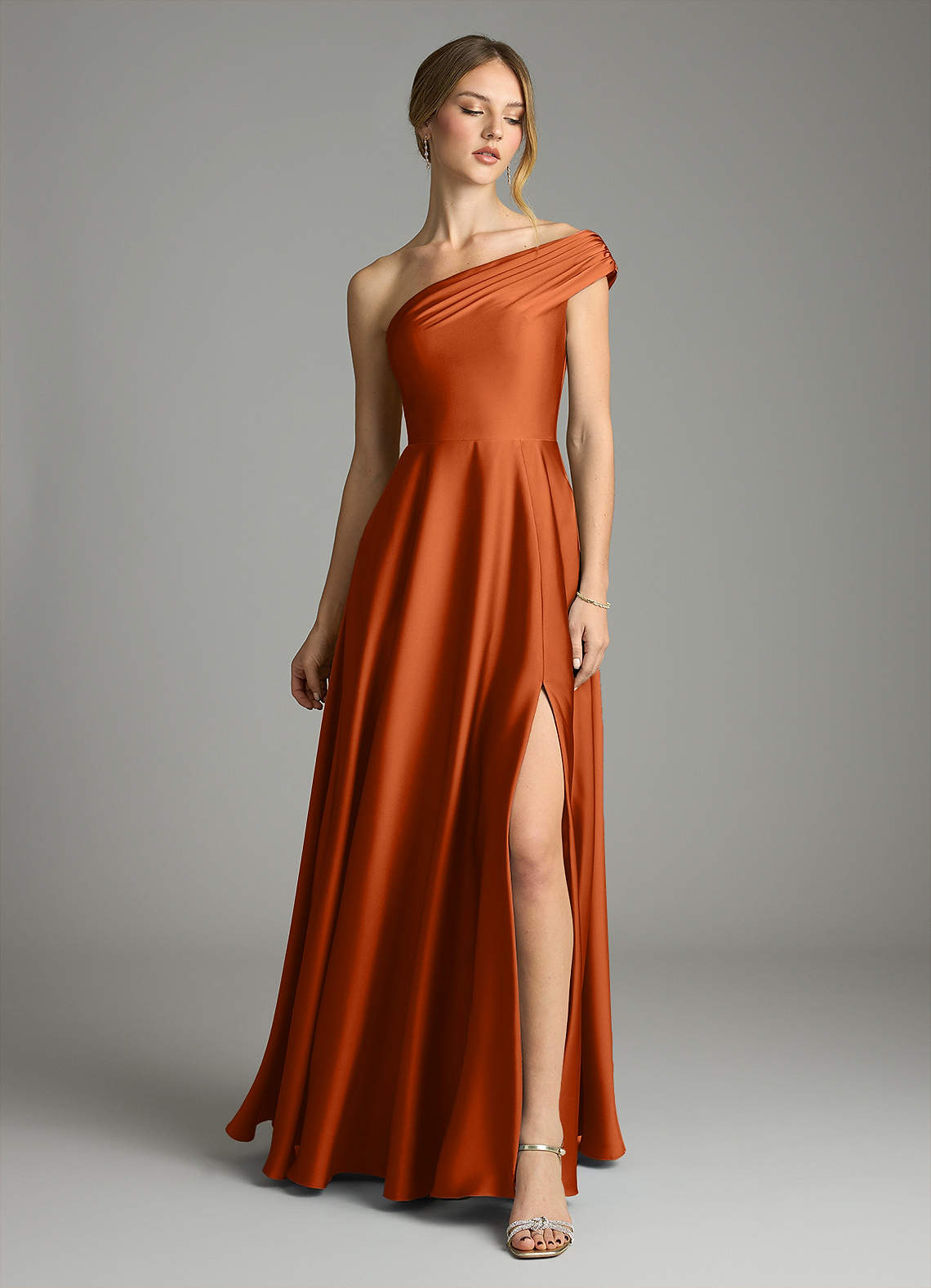 Azazie Melanie Robes de demoiselle d'honneur Robe Trapèze en Satin extensible Épaule décolletée Orange Brûlée image2