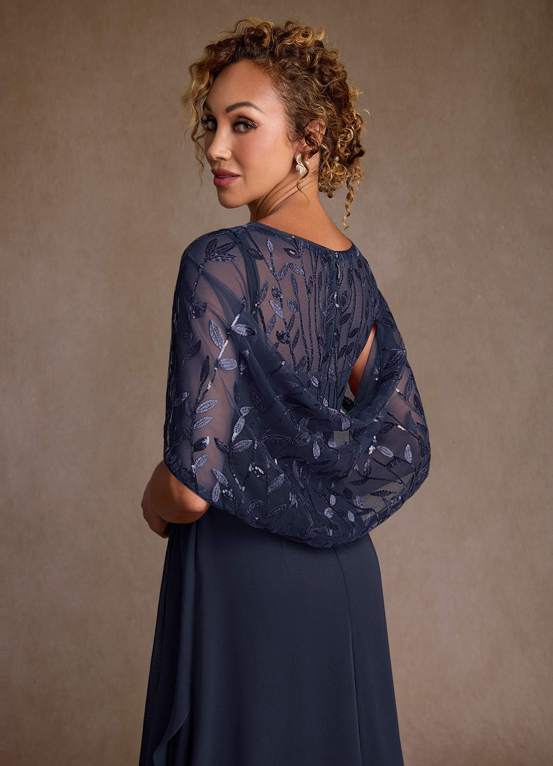 Azazie Beckley Vestidos para mãe da noiva Vestido Azul Marinho de Chiffon de Linha A com Renda image5