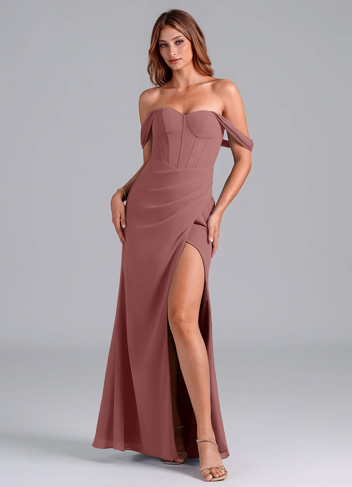 Azazie Asha Robes de demoiselle d'honneur Robe Fourreau Convertible en Mousseline de soie Épaule décolletée Rose Du Désert image1