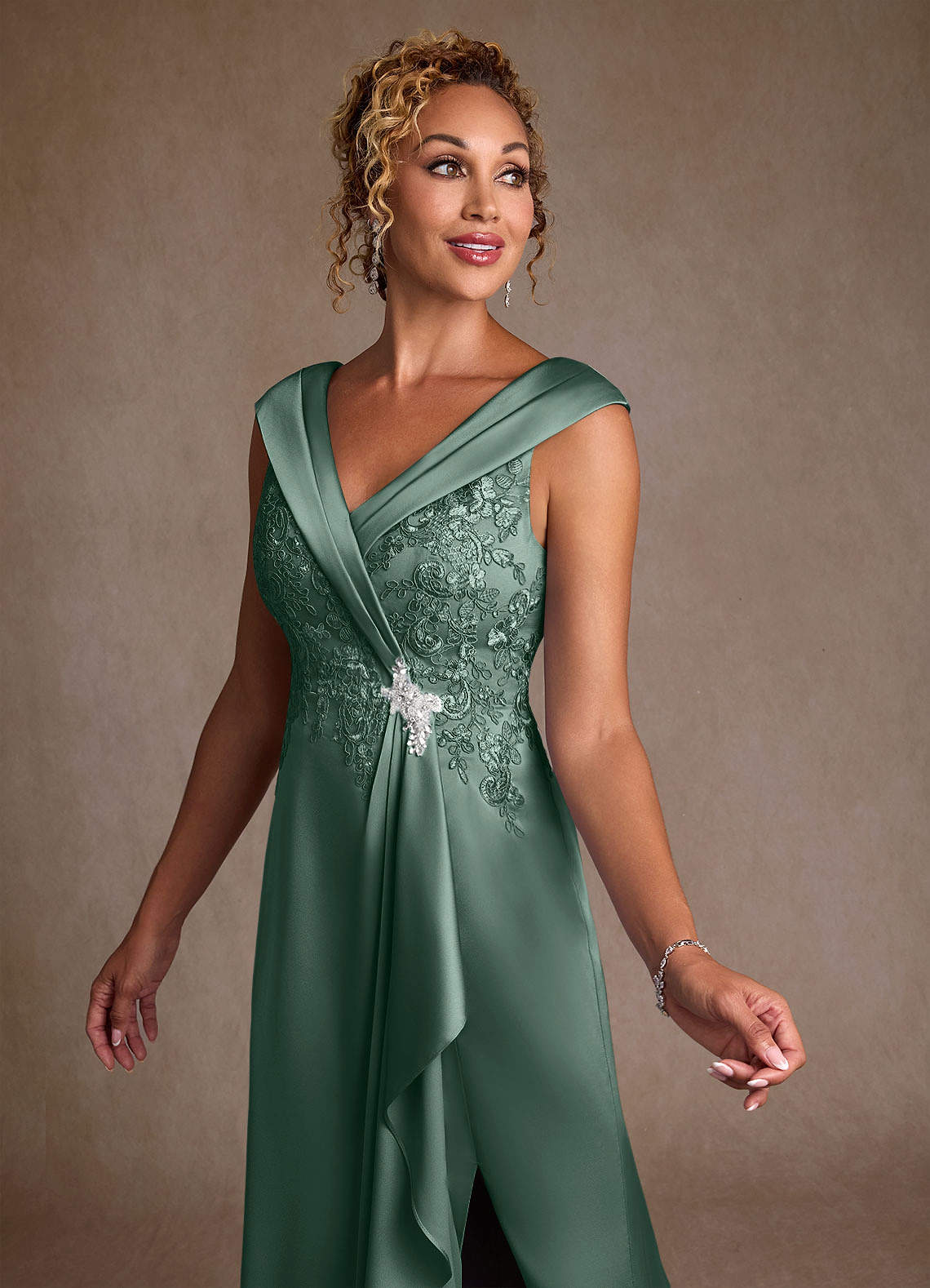 Eucalipto Azazie Santa Monica Vestido de Eucalipto de Encaje de Corte en A  vestidos de madre de la novia | Azazie ES, image size:1140x1578