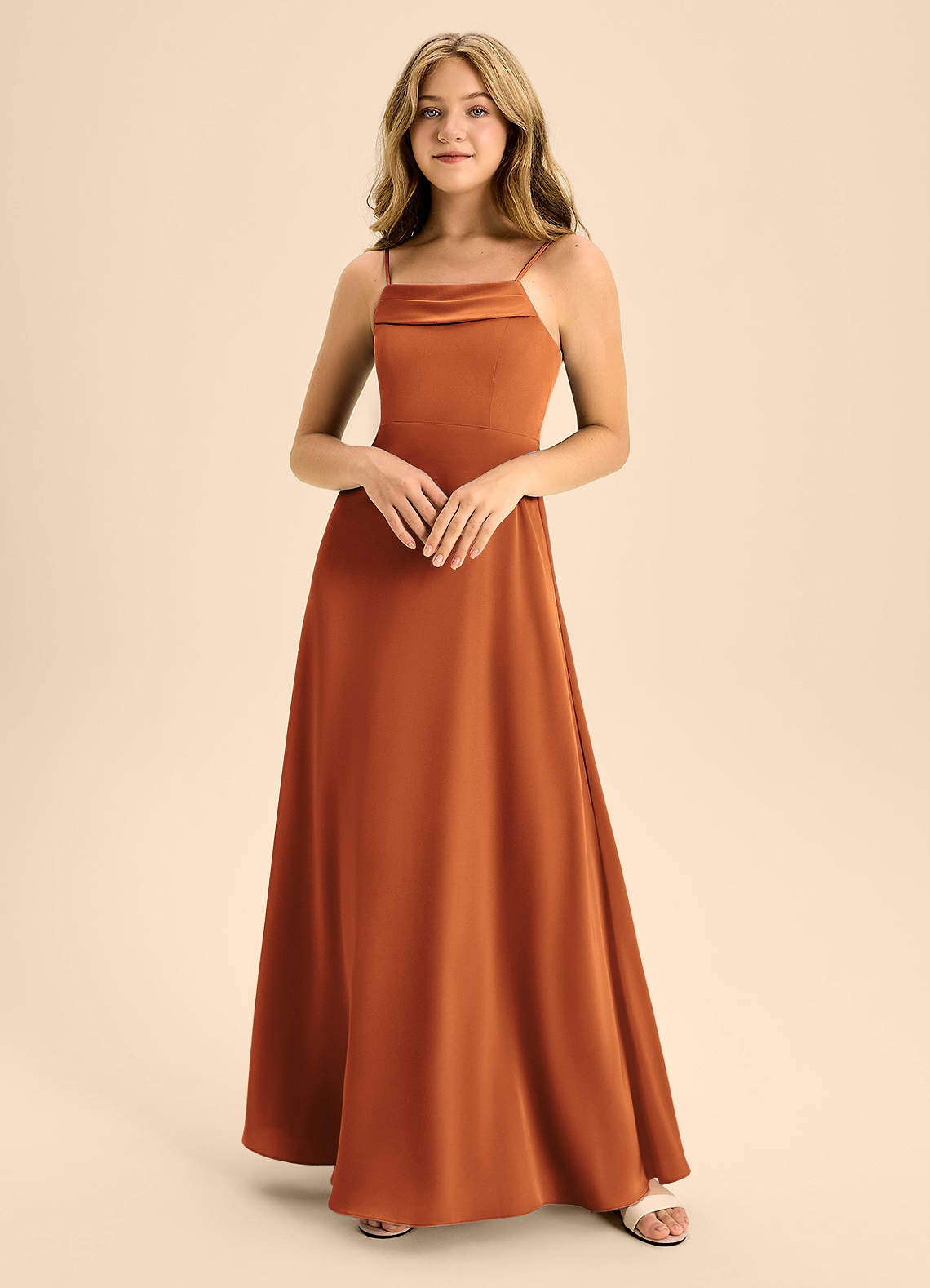 Azazie Anselie Junior Vestido Canela de Cetim elástico de Linha A com Fora do ombro image2
