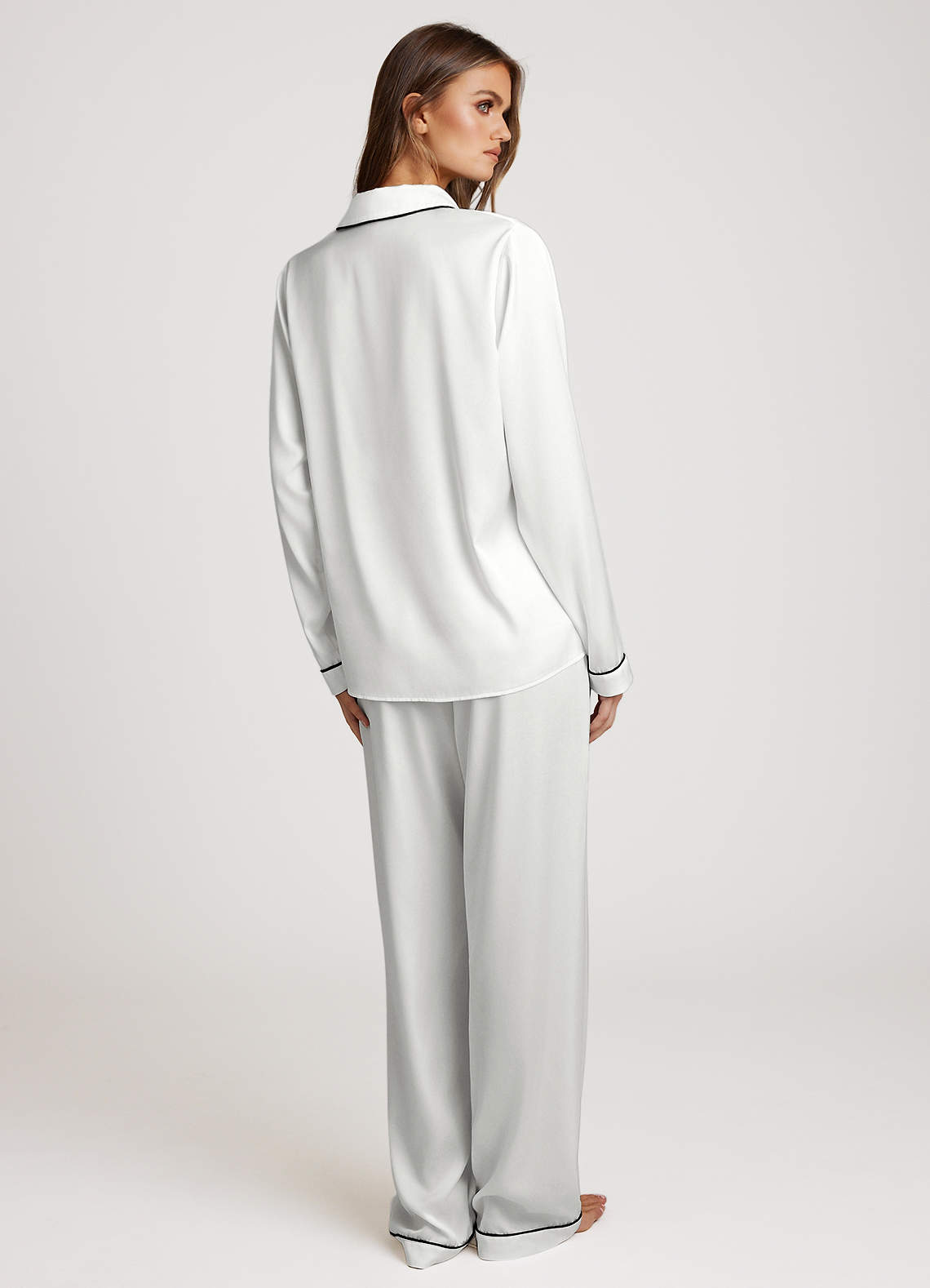 front Satijnen pyjamaset met lange mouwen en broek