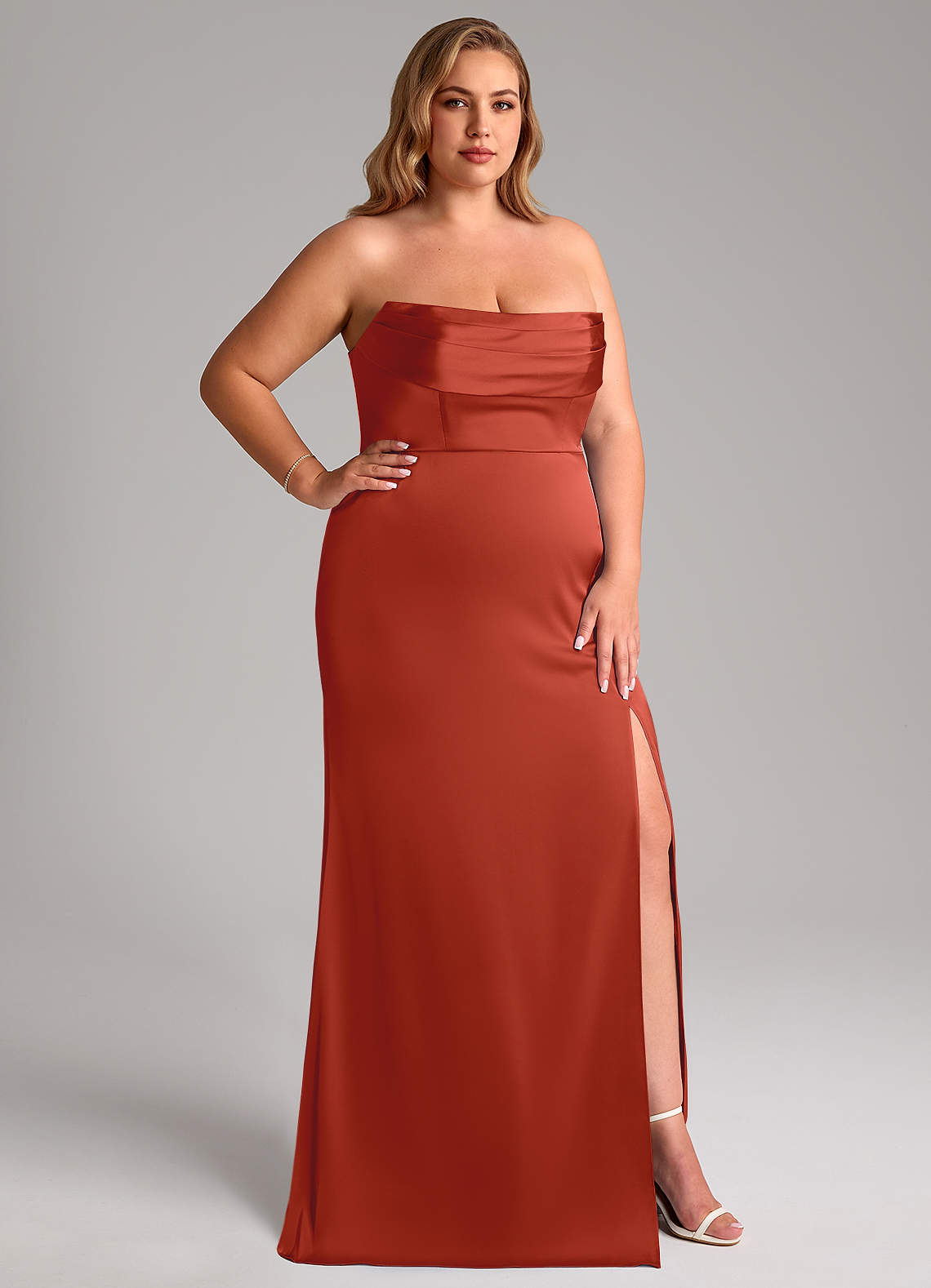 Azazie Saige Abiti da Damigella Abito Tubino in Raso Elasticizzato a Spalla Scoperta Ruggine image16