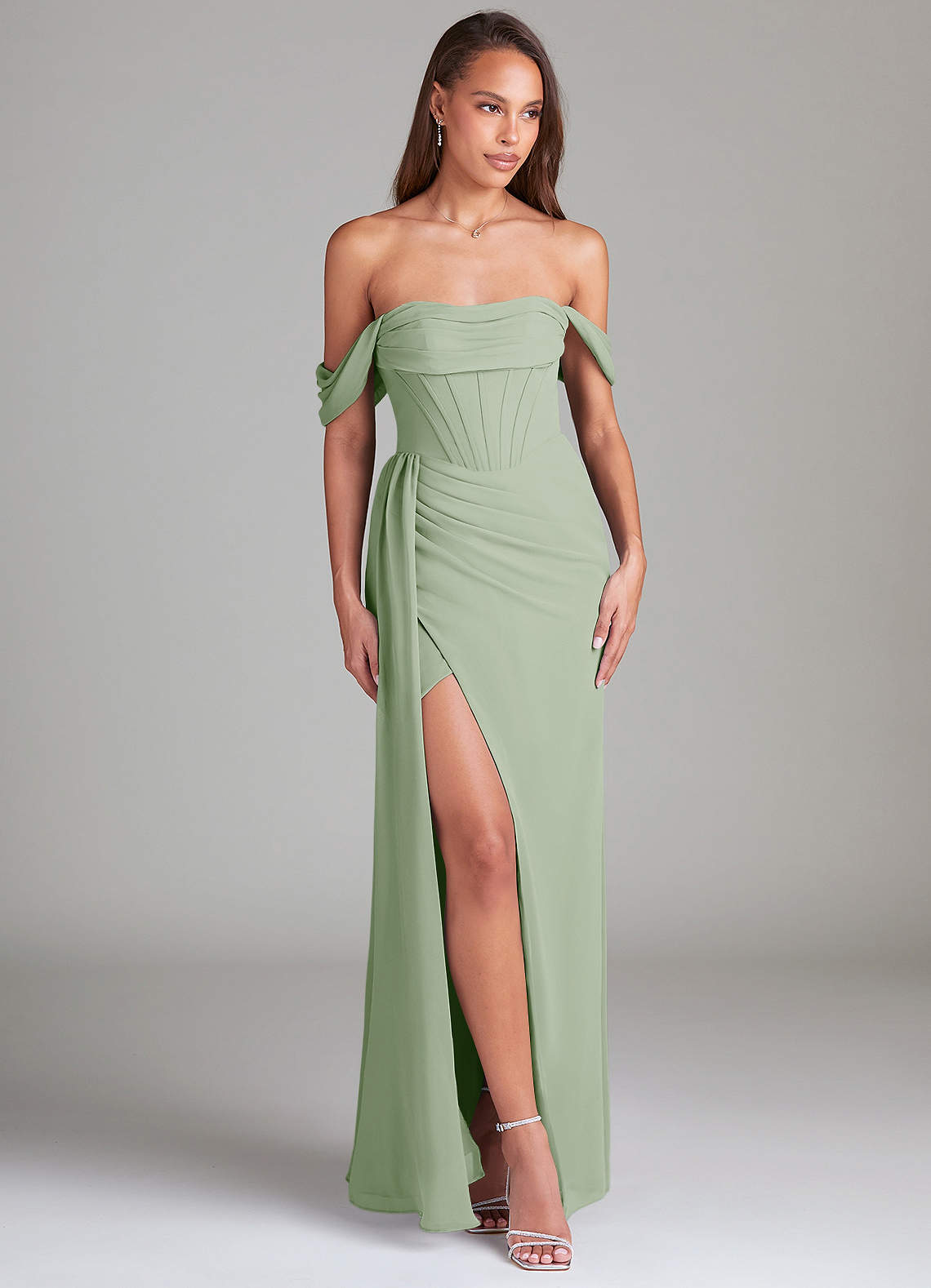 Azazie Amyra Robes de demoiselle d'honneur Robe Fourreau Convertible en Mousseline de soie Épaule décolletée Vert Sauge image3