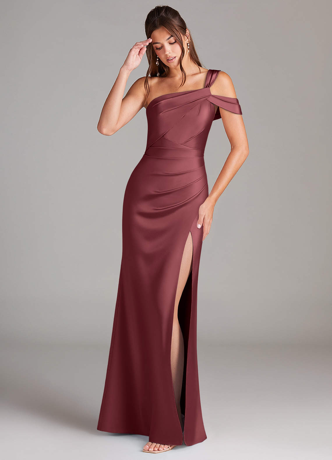 Azazie Wynter Vestidos de damas de honor Vestido de Merlot de Satén Elástico de Corte Recto con Vestidos sin tirantes image2