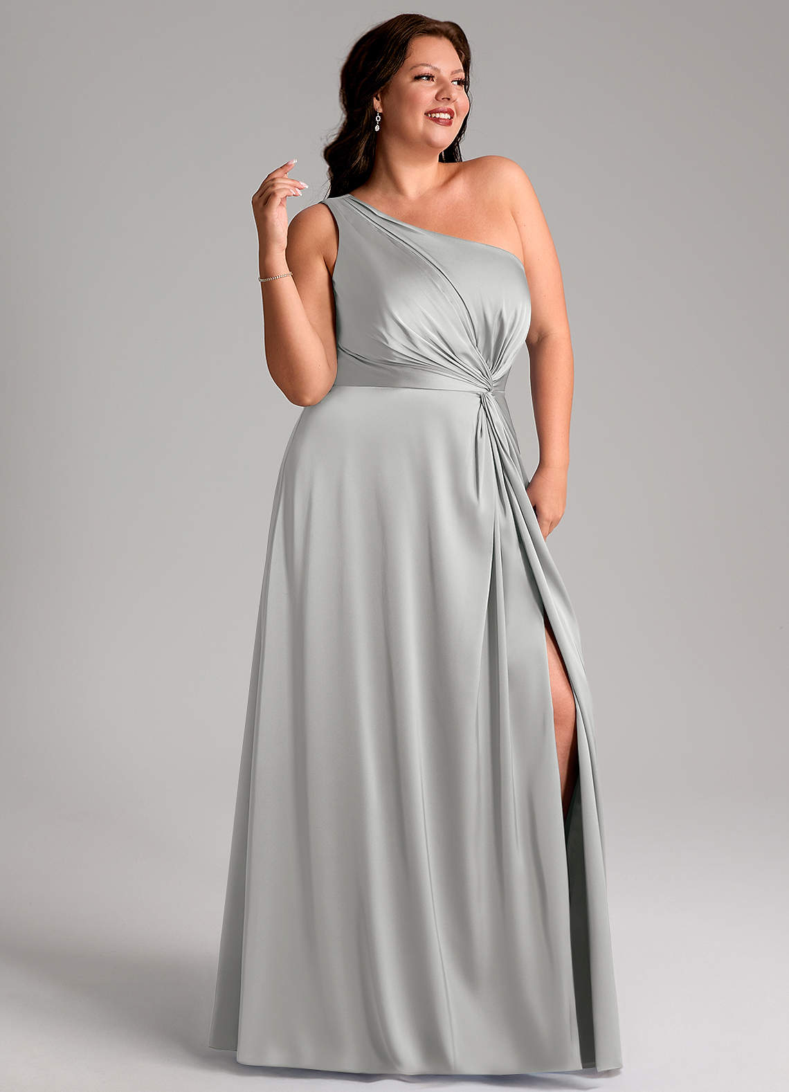 Azazie Brooke Robes de demoiselle d'honneur Robe Trapèze en Satin extensible Une épaule Argent image11