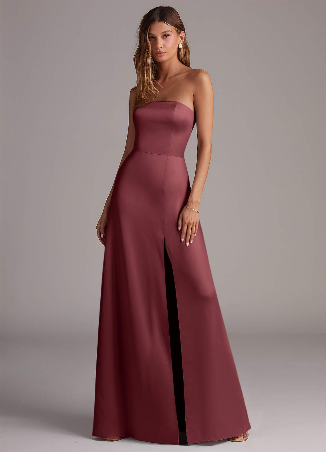 Azazie Wren Jurken voor bruidsmeisjes Converteerbaar Jurk van Stretch Satijn met A-Lijn Strapless Merlot image1