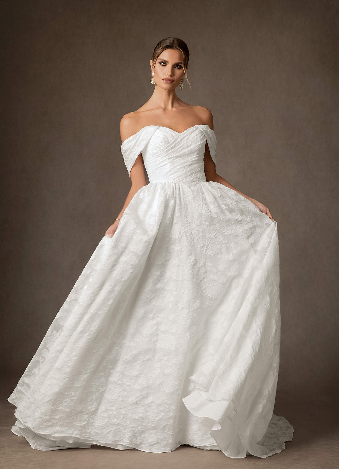 Azazie Carmine Robes de mariée Robe Trapèze en Jacquard Floral Épaule décolletée Blanc De Diamant image3