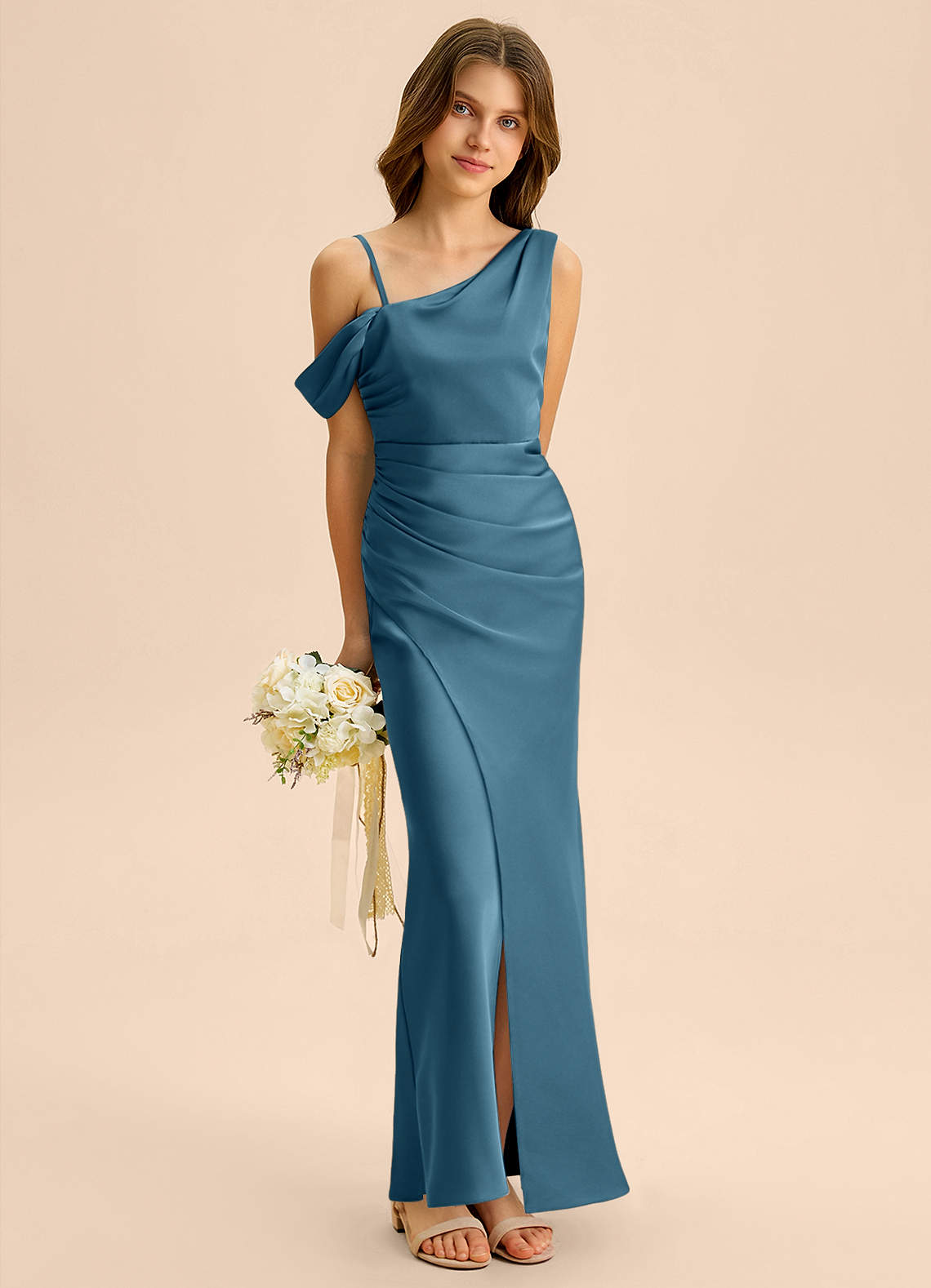 Azazie Madelyn Junior Robe Fourreau en Satin extensible Épaule décolletée Bermude image3