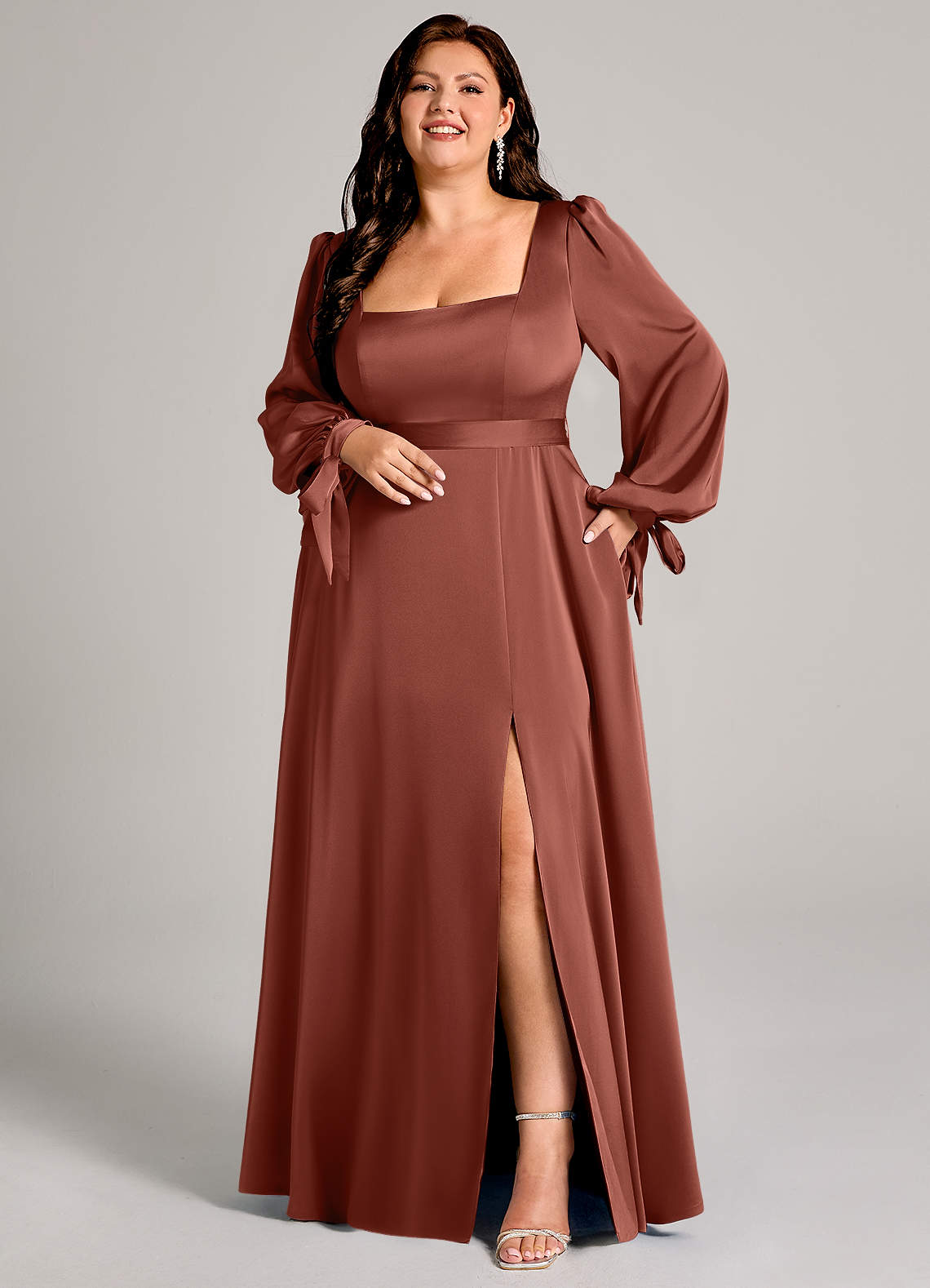 Azazie Leonia Robes de demoiselle d'honneur Robe Trapèze en Satin extensible Manche longue Auburn image1