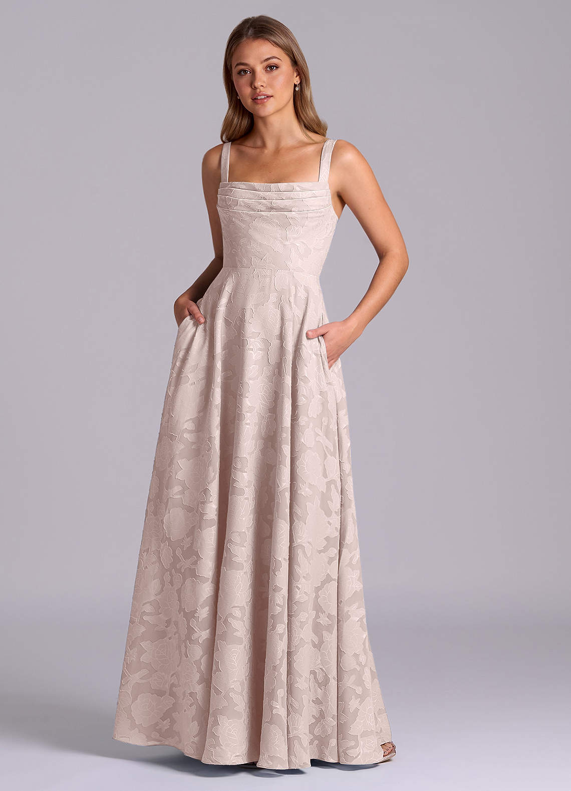 Azazie Shaude 신부 들러리 드레스 A라인 주름진 플로럴 번아웃 바닥 길이 드레스 image1