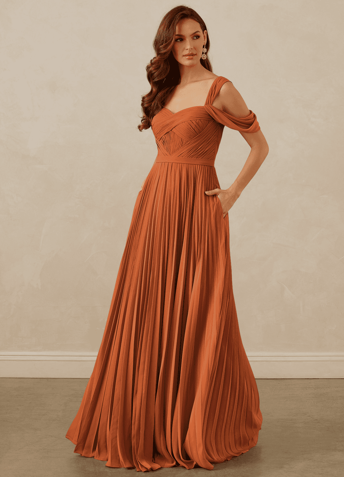 Christian Siriano Bridal for Azazie 1013 Robes de demoiselle d'honneur Robe Trapèze en Mousseline de soie Épaule décolletée Cannelle image1