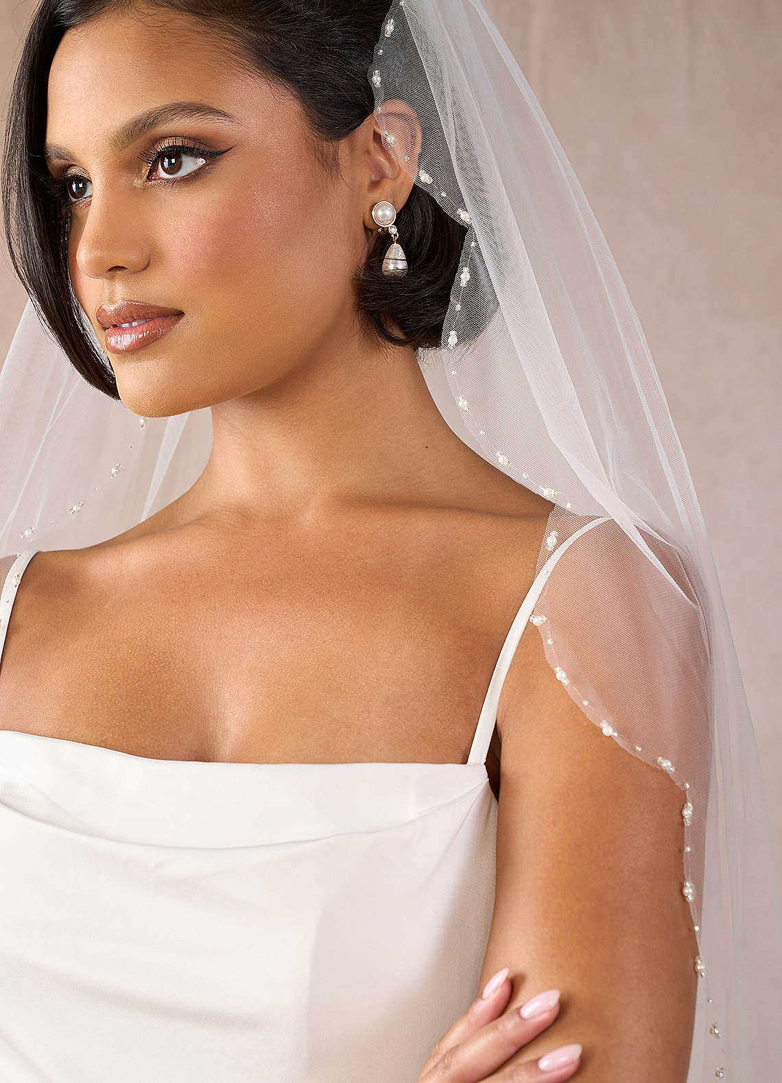 front Beaded Trim Scalloped Hip Length Veil