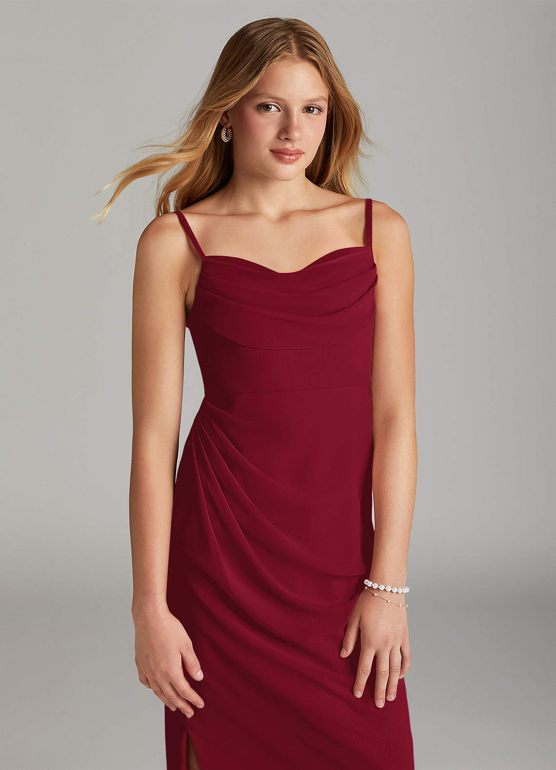 Azazie Mai Junior Vestido Borgonha de Chiffon de Bainha com Plissado image4