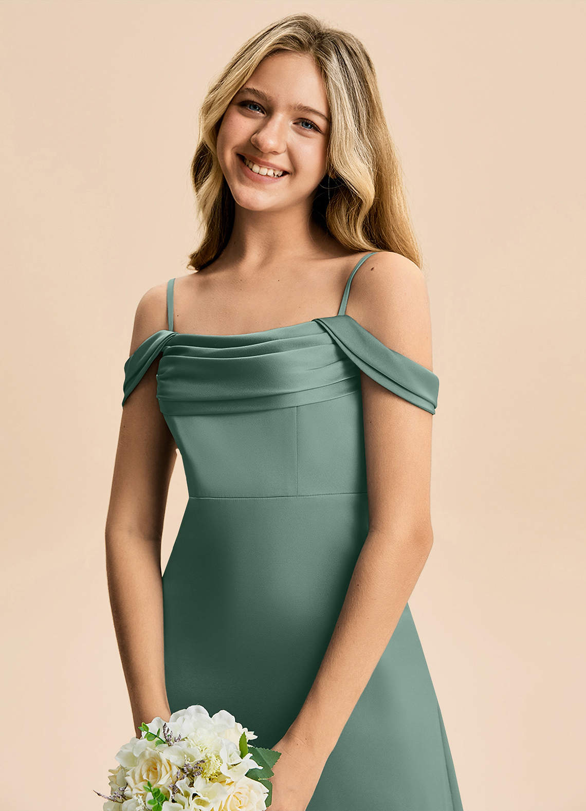 Azazie Lettie Junior Vestido Eucalipto de Cetim elástico de Linha A com Fora do ombro image4