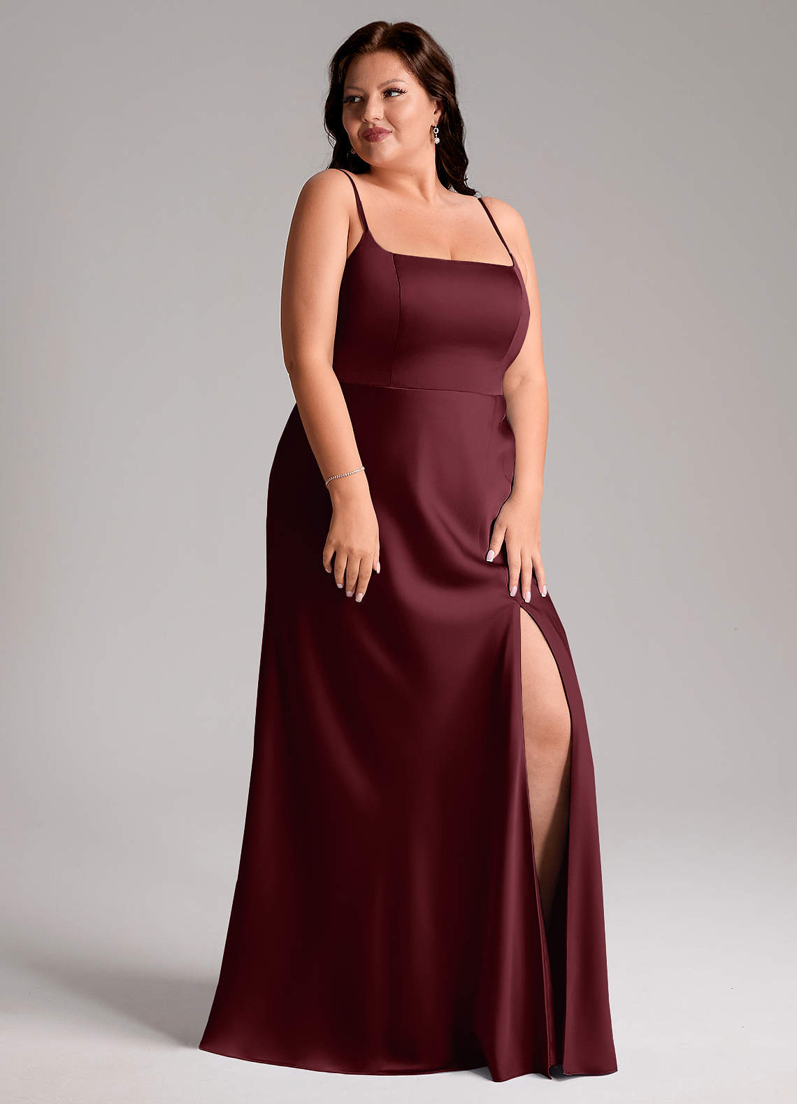 Azazie Lidia Vestidos de damas de honor Vestido de Cabernet de Satén Elástico de Corte Sirena con Corte Lateral image4