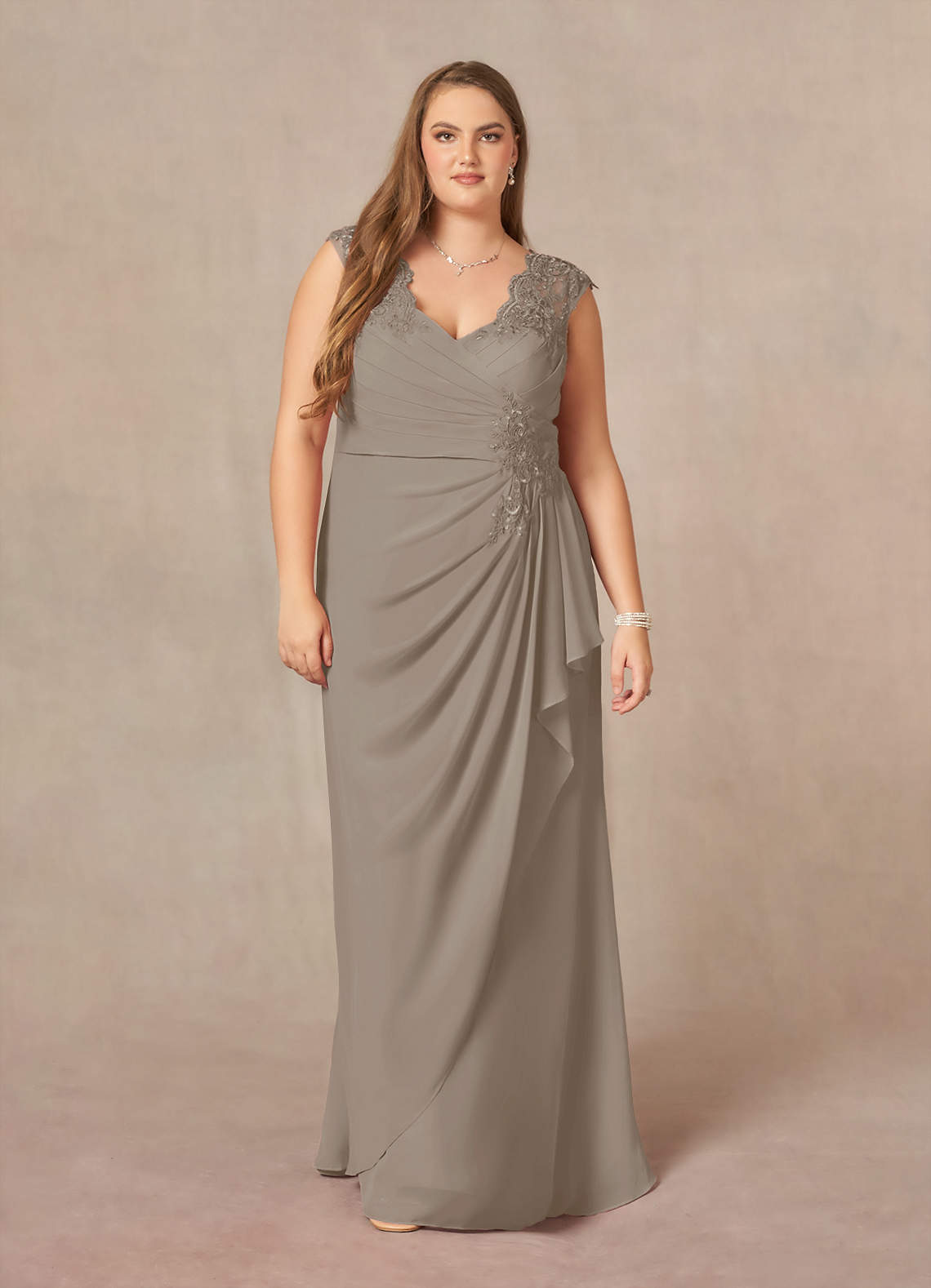 Azazie Gladys Abiti per la Madre della Sposa Abito A-Line in Chiffon in Pizzo con Scollo Queen Anne Taupe image1