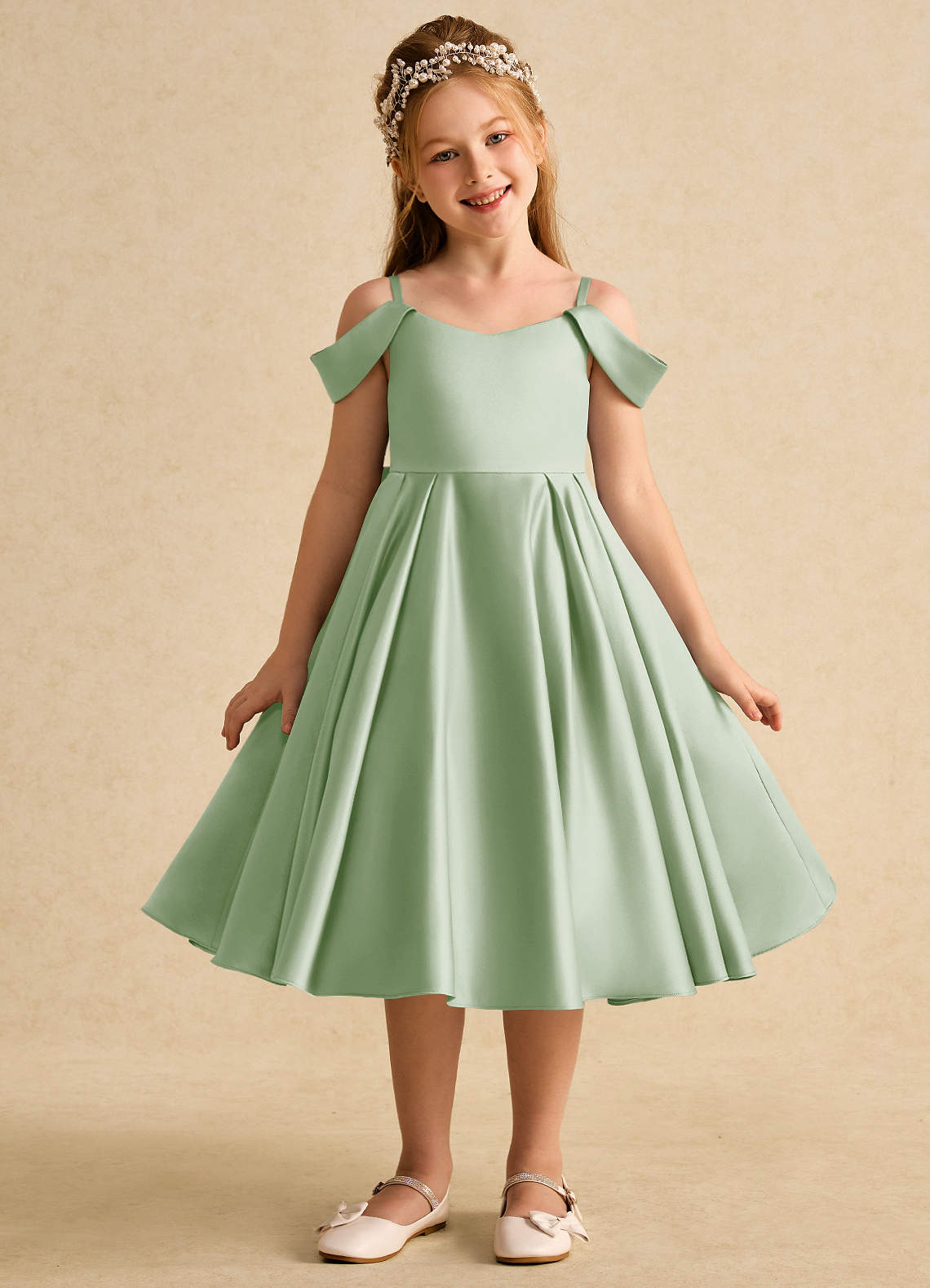 Azazie Favia Robe Demoiselle D'honneur Fillette Robe Trapèze en Mat Satiné Épaule décolletée Vert Sauge image1