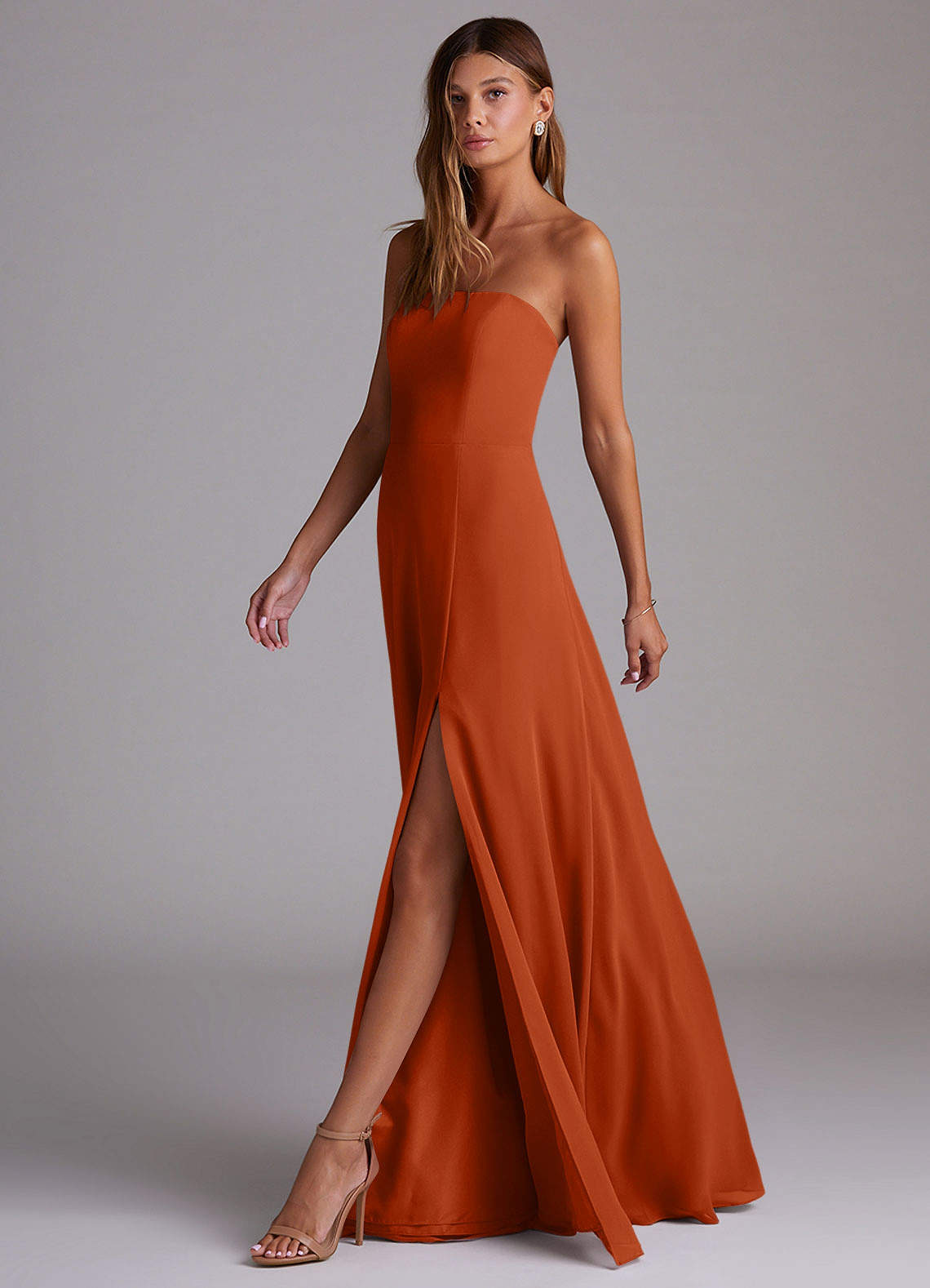 Azazie Wren Essayer des robes à la maison Robe Trapèze Convertible en Mousseline de soie Fente Latérale Auburn image3