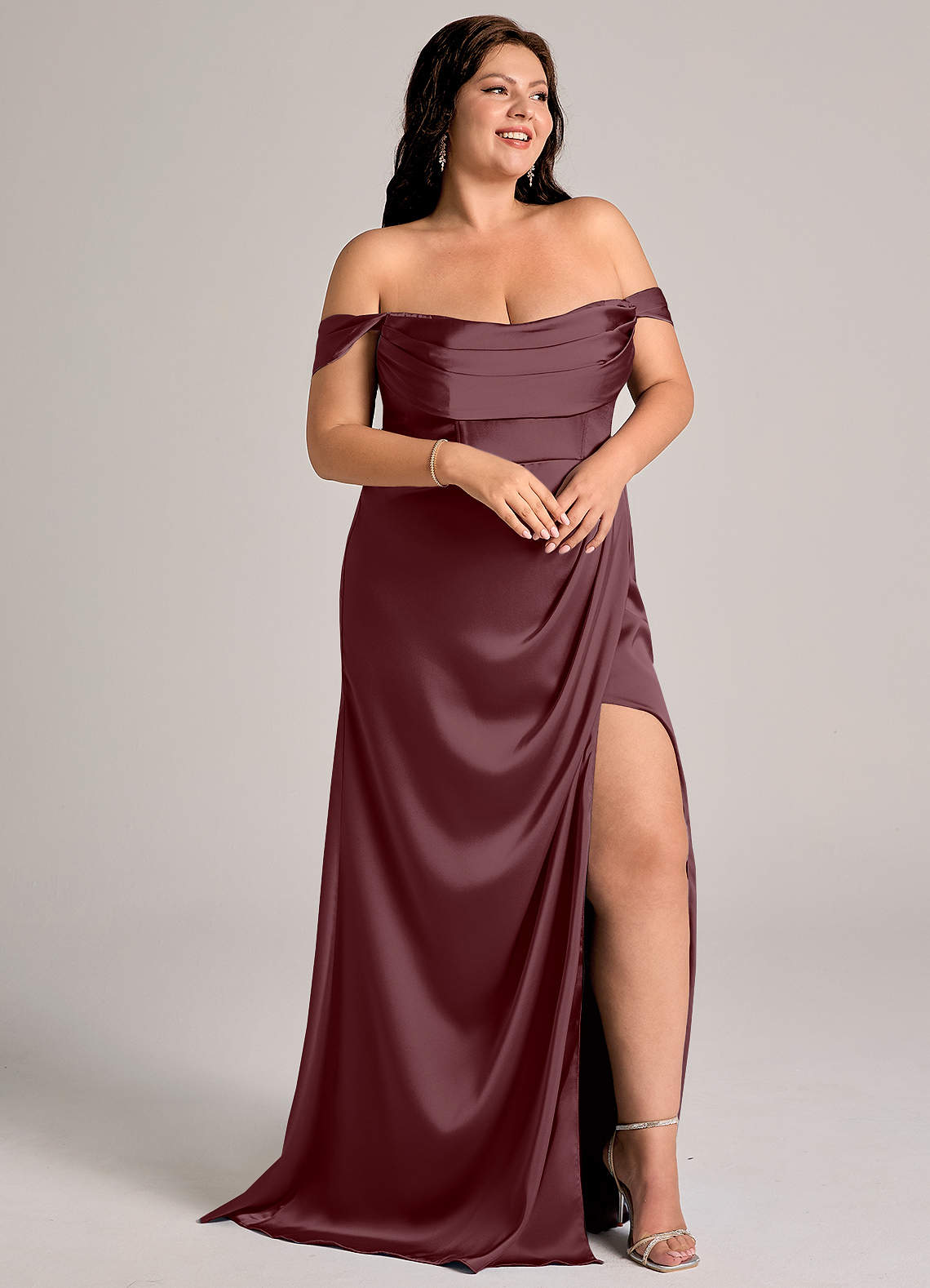 Azazie Johana Robes de demoiselle d'honneur Robe Sirène Convertible en Satin extensible Épaule décolletée Sangria image10