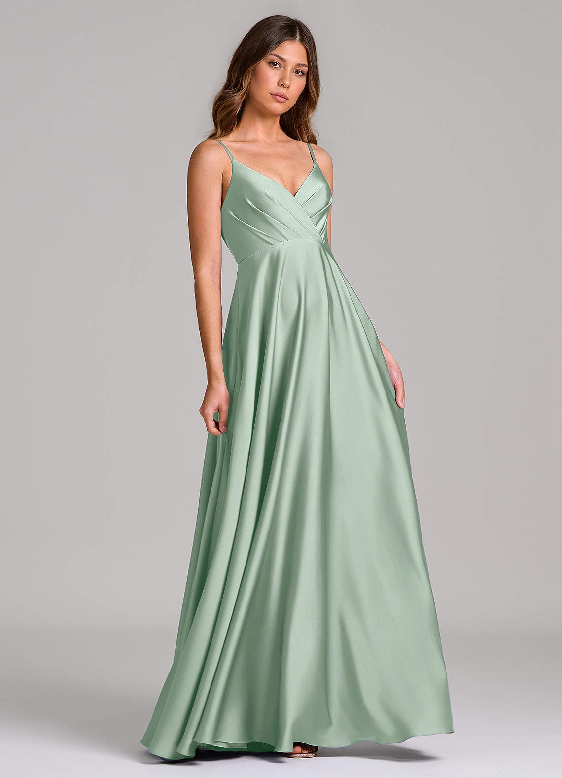 Azazie Amani Robes de demoiselle d'honneur Robe Trapèze en Satin extensible Plissée Agave image1