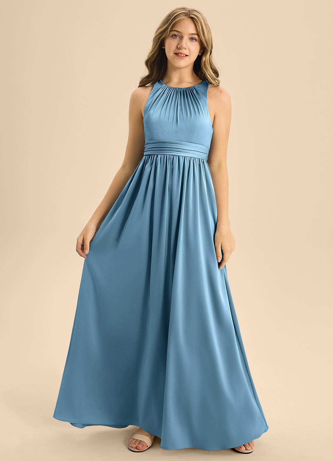 Azazie Jaylah Junior Vestido de Azul Acero de Satén Elástico de Corte en A con Plisado image3