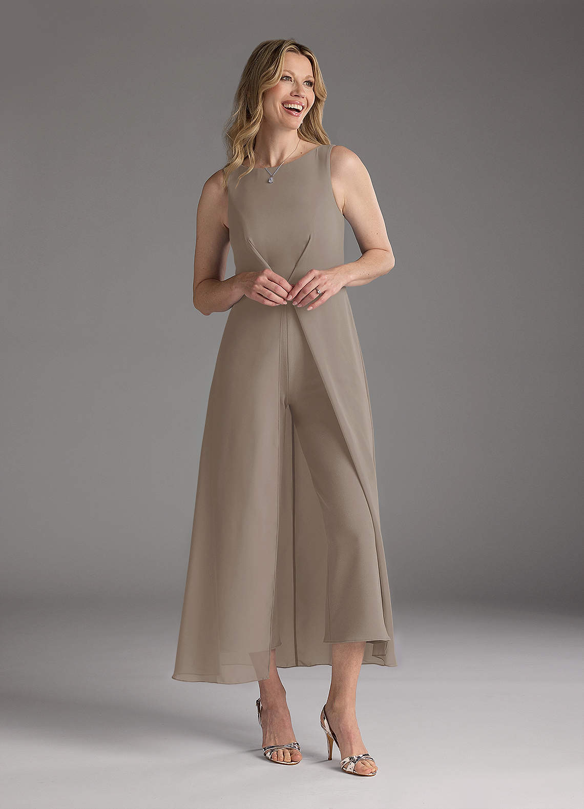 Azazie Anitta Mère de la mariée Robes Robe Combinaison/Tailleur Pantalon en Crêpe Élastique Plissée Taupe image1