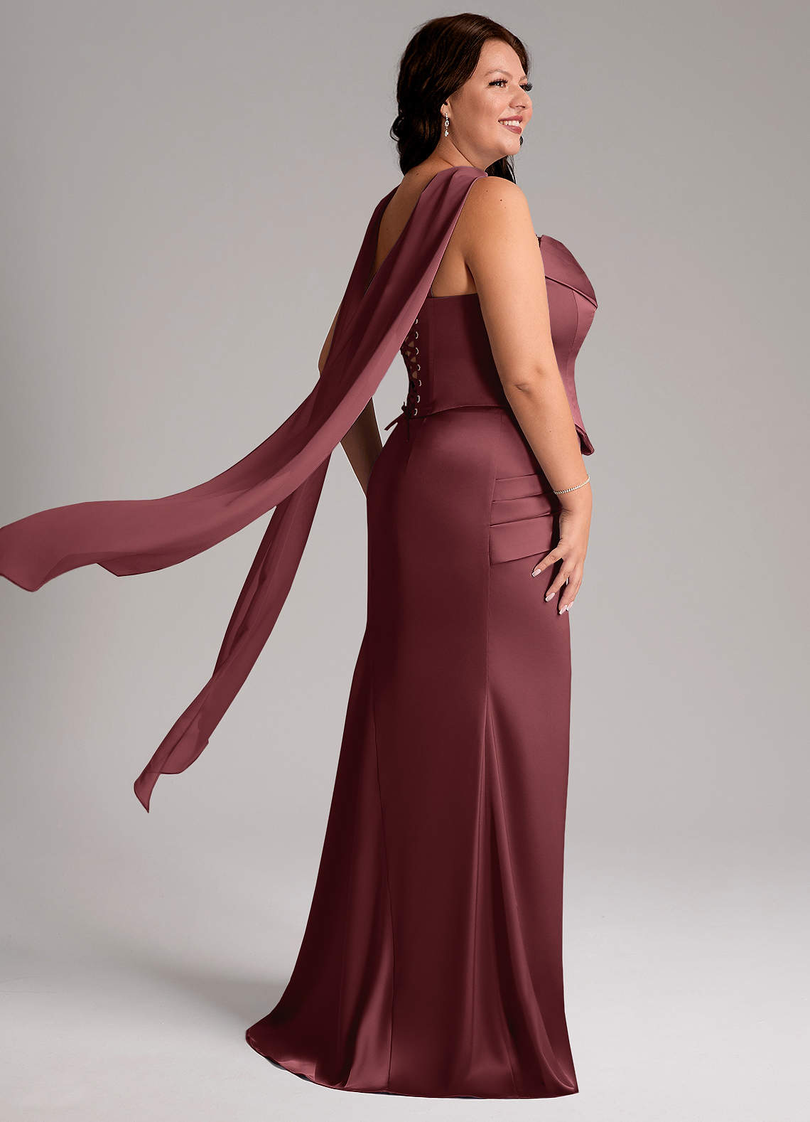 Azazie Sorrel Vestidos de damas de honor Vestido de Merlot de Satén Elástico de Corte Sirena Convertible con Sin tirantes image7