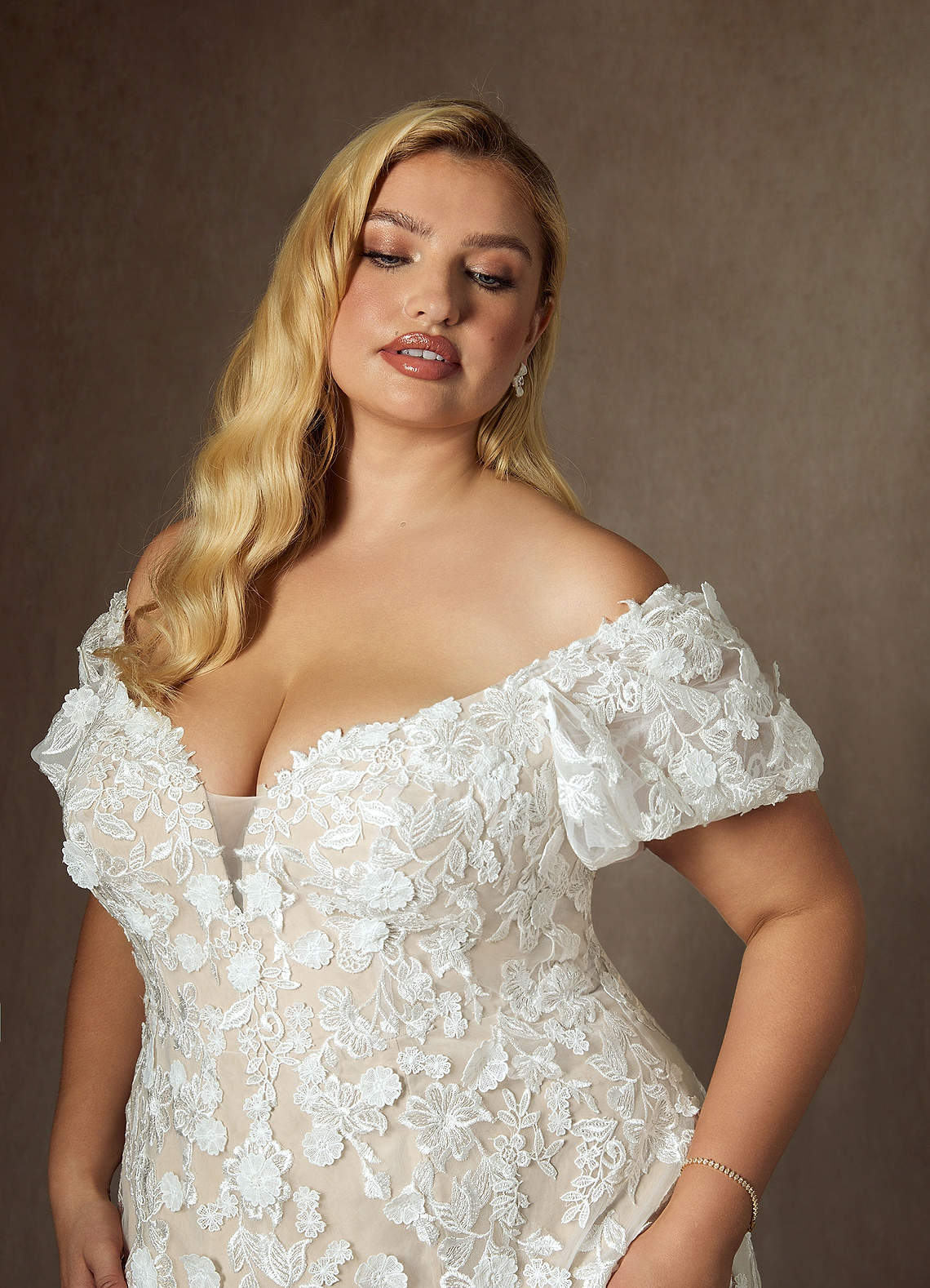 Azazie Vivienne Vestidos de novia Vestido de Blanco Diamante Champán de Encaje de Corte en A con Cariño image11