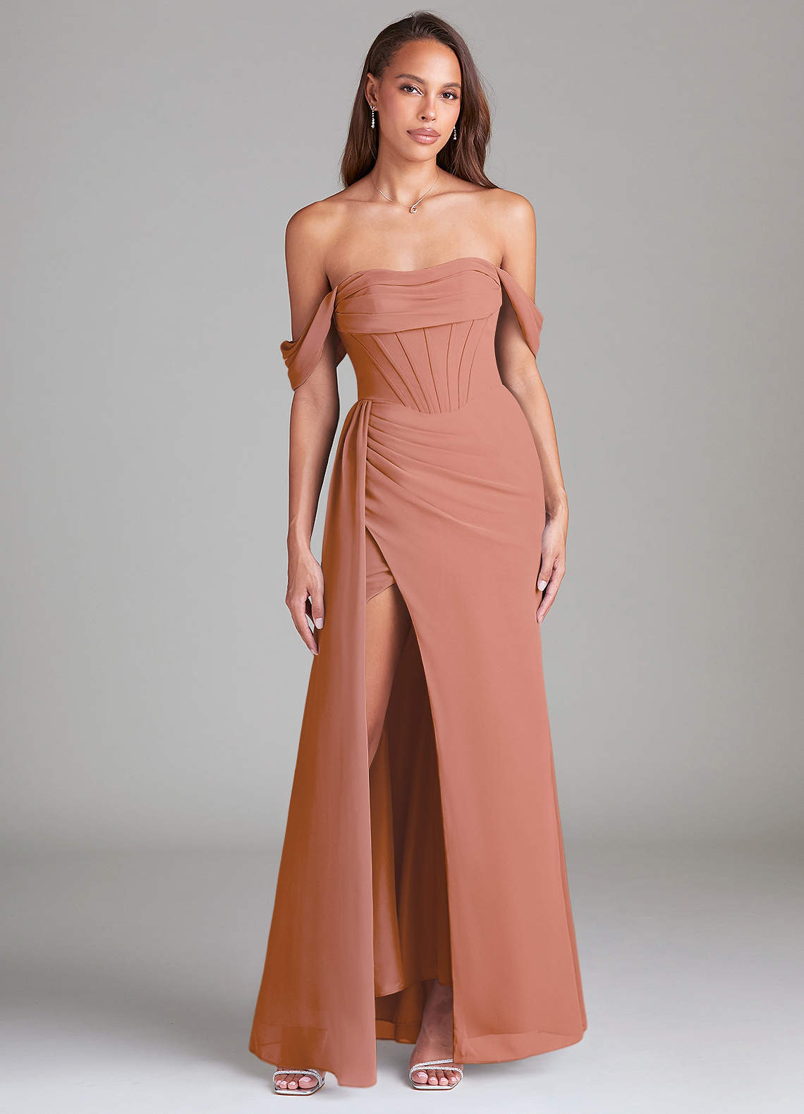Azazie Amyra Jurken voor bruidsmeisjes Converteerbaar Jurk van Chiffon met Kolom Off the Shoulder Meer Gesneden image1