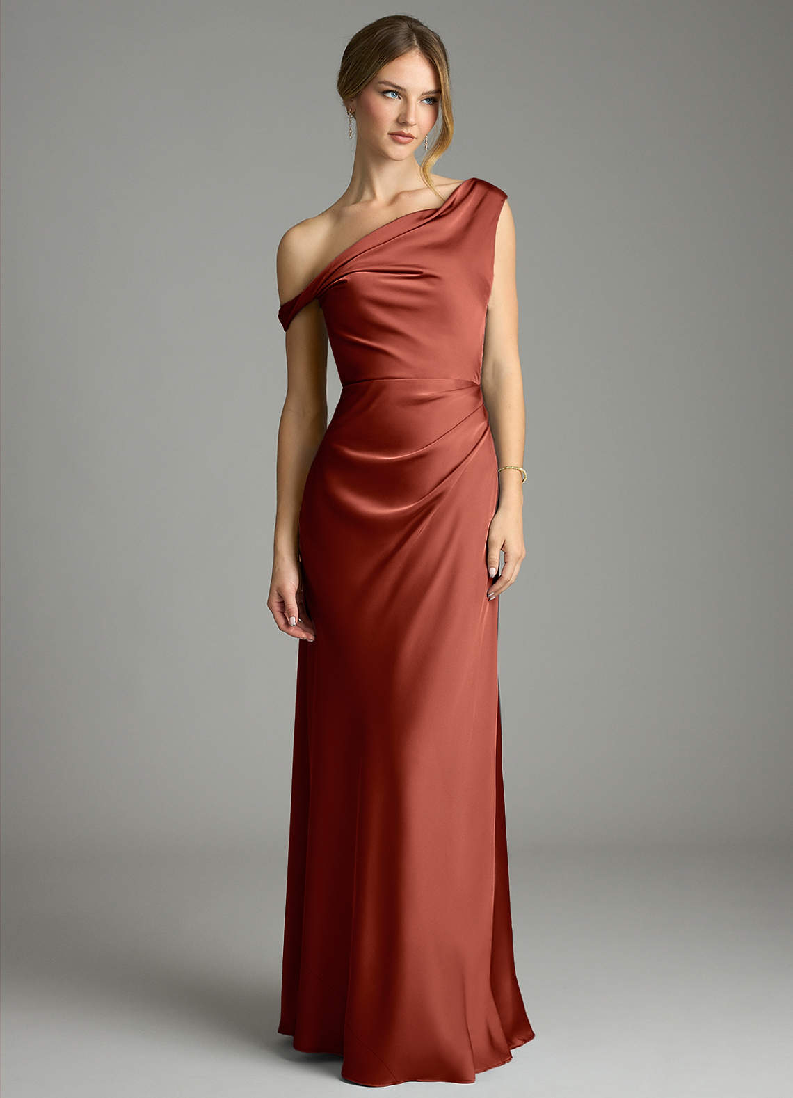 Azazie Emerson Robes de demoiselle d'honneur Robe Sirène en Satin extensible Épaule décolletée Terracotta image3