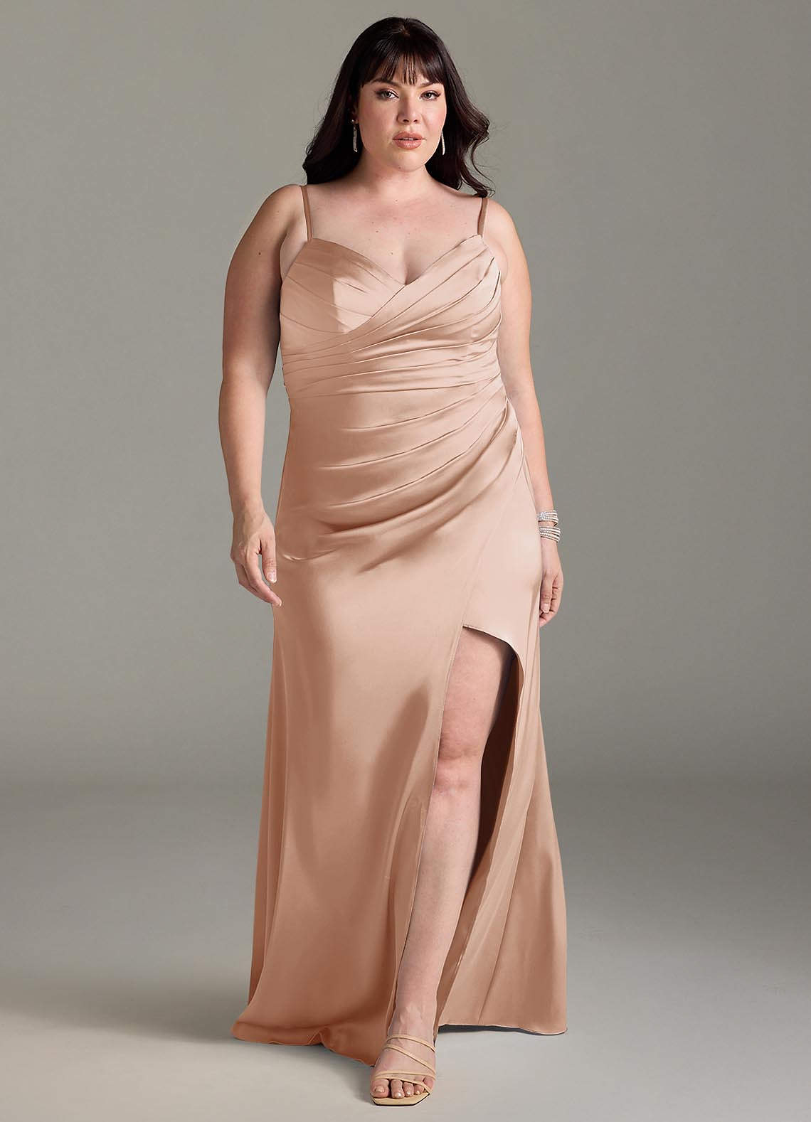 Azazie Yola Vestidos de damas de honor Vestido de Rosa Inglesa de Satén Elástico de Corte Recto Convertible con Cuello en V Plisado image8