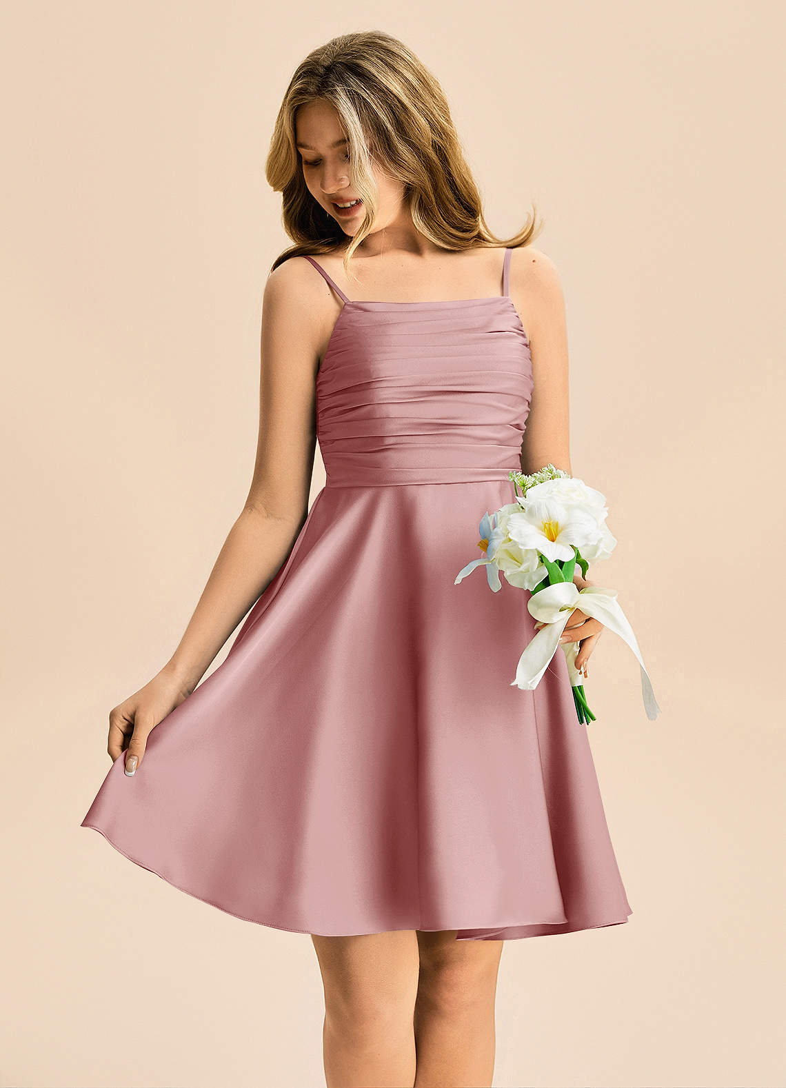 Azazie Miko Junior Robe Trapèze en Satin extensible Plissée Rose Poussiéreuse image3
