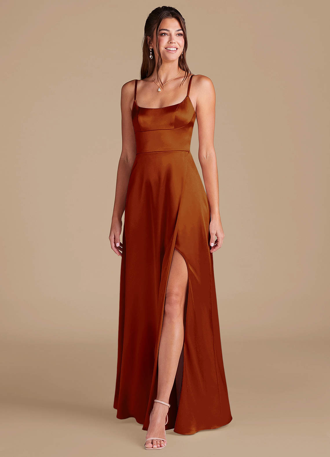 Azazie Halsey Robes de demoiselle d'honneur Robe Trapèze en Satiné métallisé Fente Latérale Auburn image2