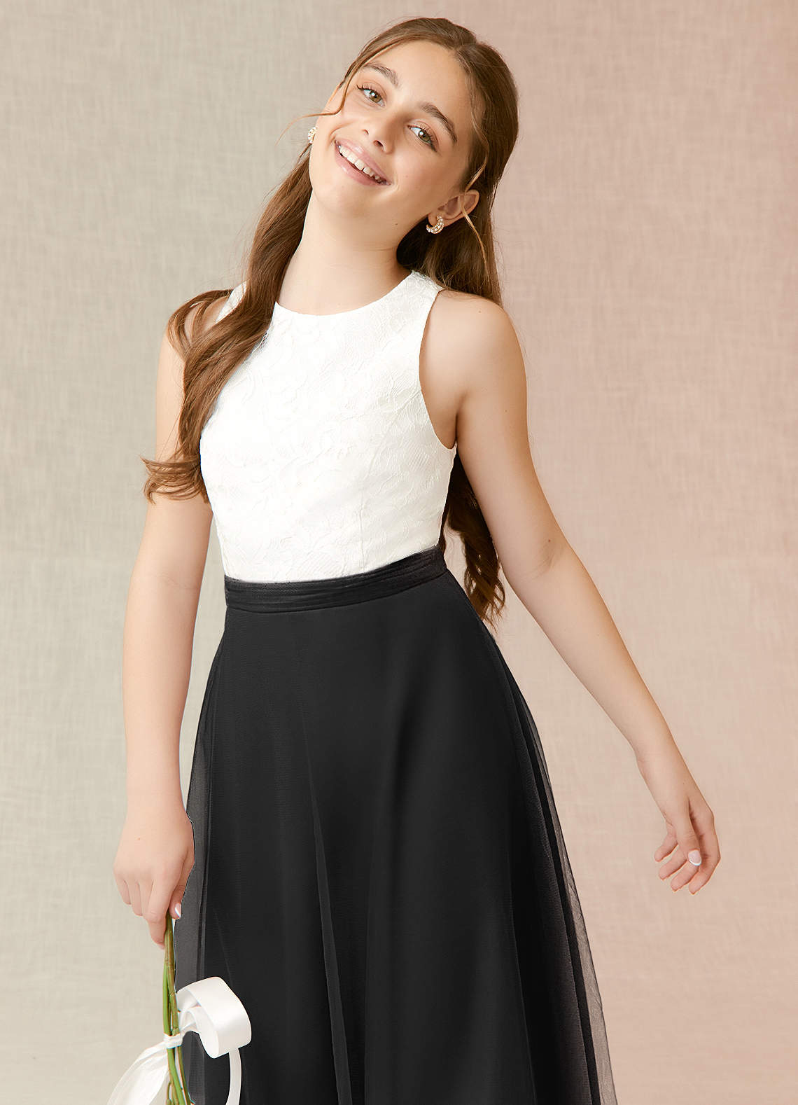 Azazie Albertine Junior Vestido de Negro de Gasa de Corte en A con Encaje image4