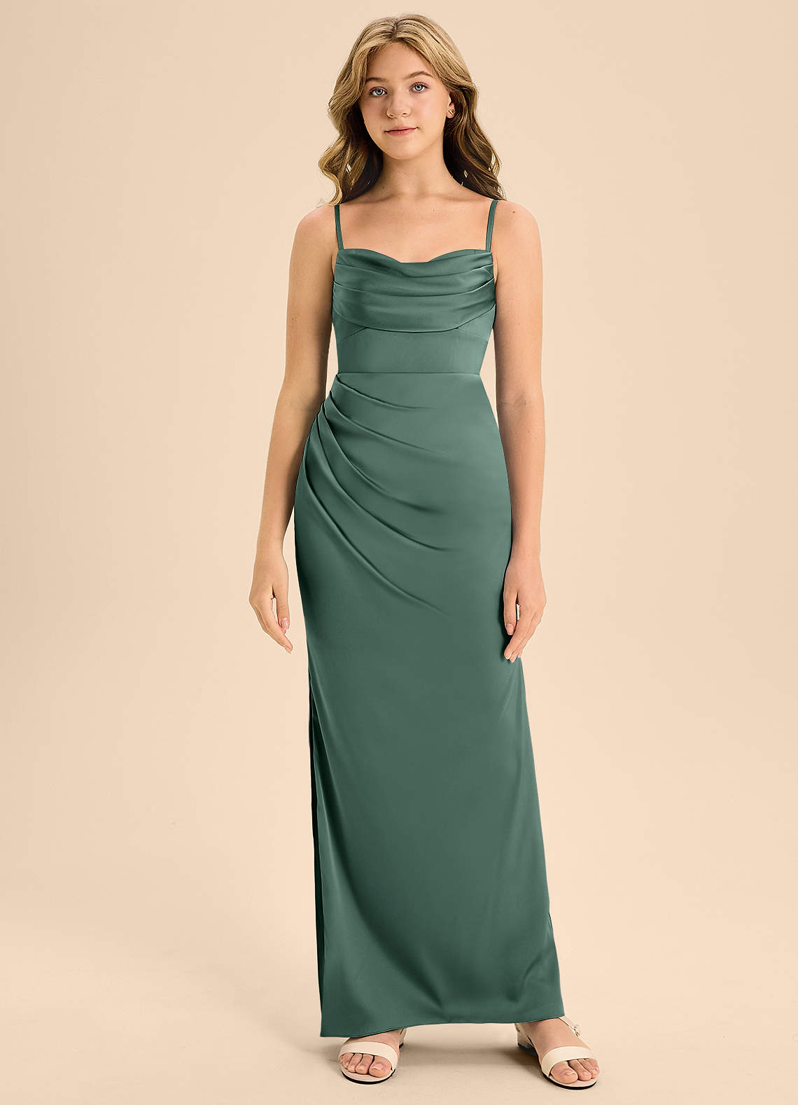 Azazie Mai Junior Vestido Eucalipto de Cetim elástico de Linha A com Decote em coração image4