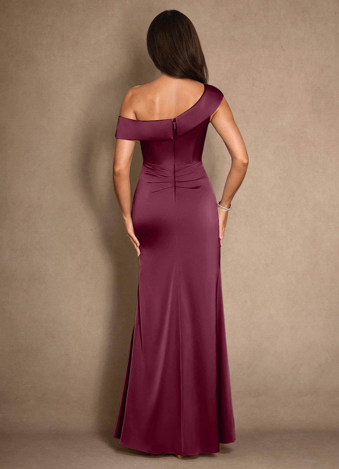 Azazie Hamptons vestidos de madre de la novia Vestido de Mora de Satén Elástico de Corte En A con Plisado image1