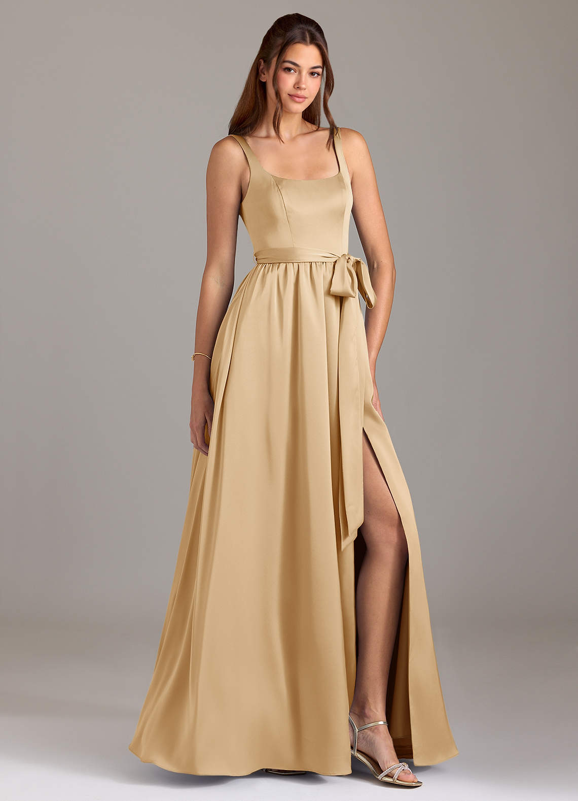 Azazie Elliott Robes de demoiselle d'honneur Robe Trapèze en Satin extensible avec poches Or image1
