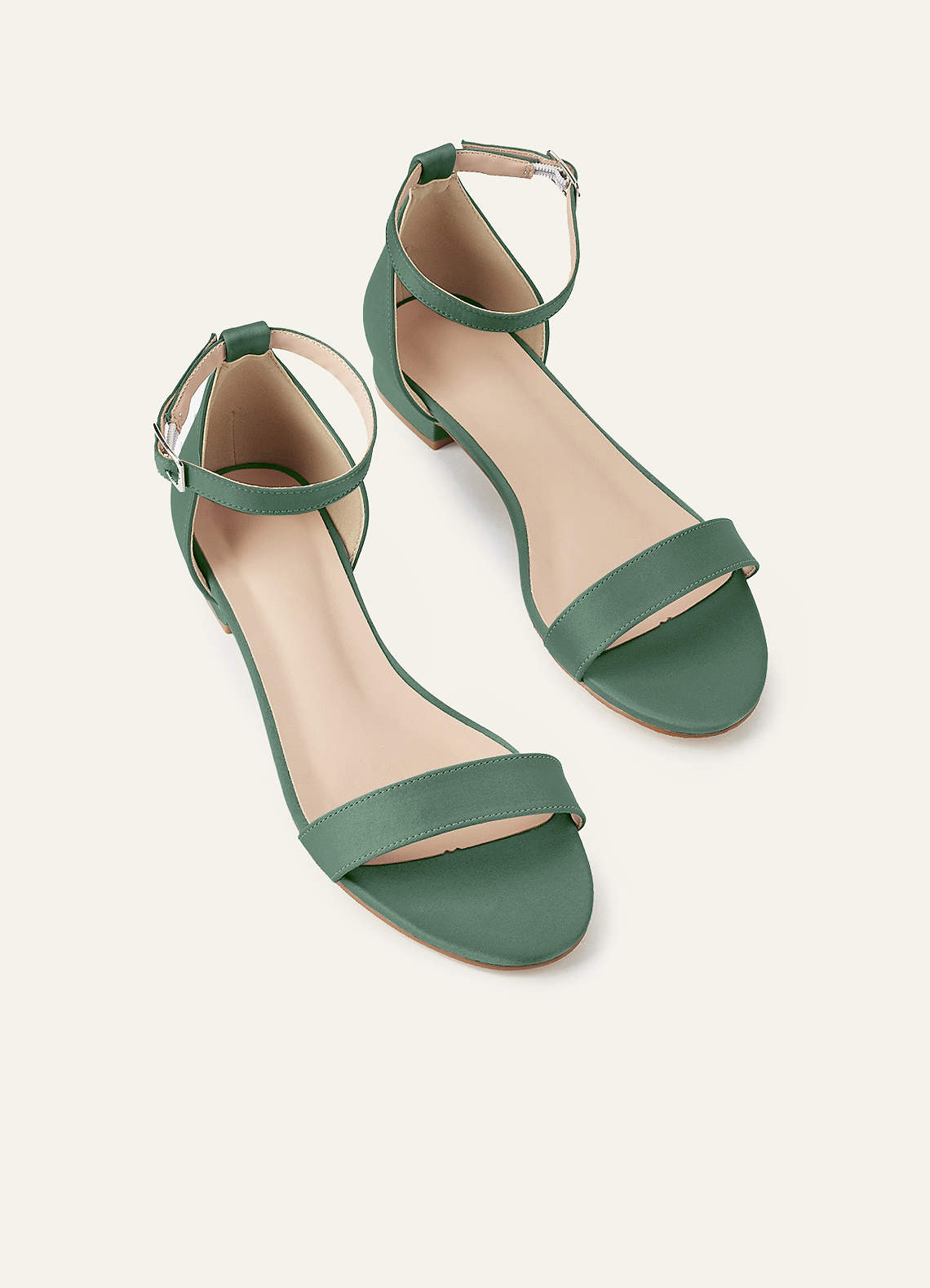front Bijpassende matte satijnen sandalen met enkele band en gesp voor bij de enkel.