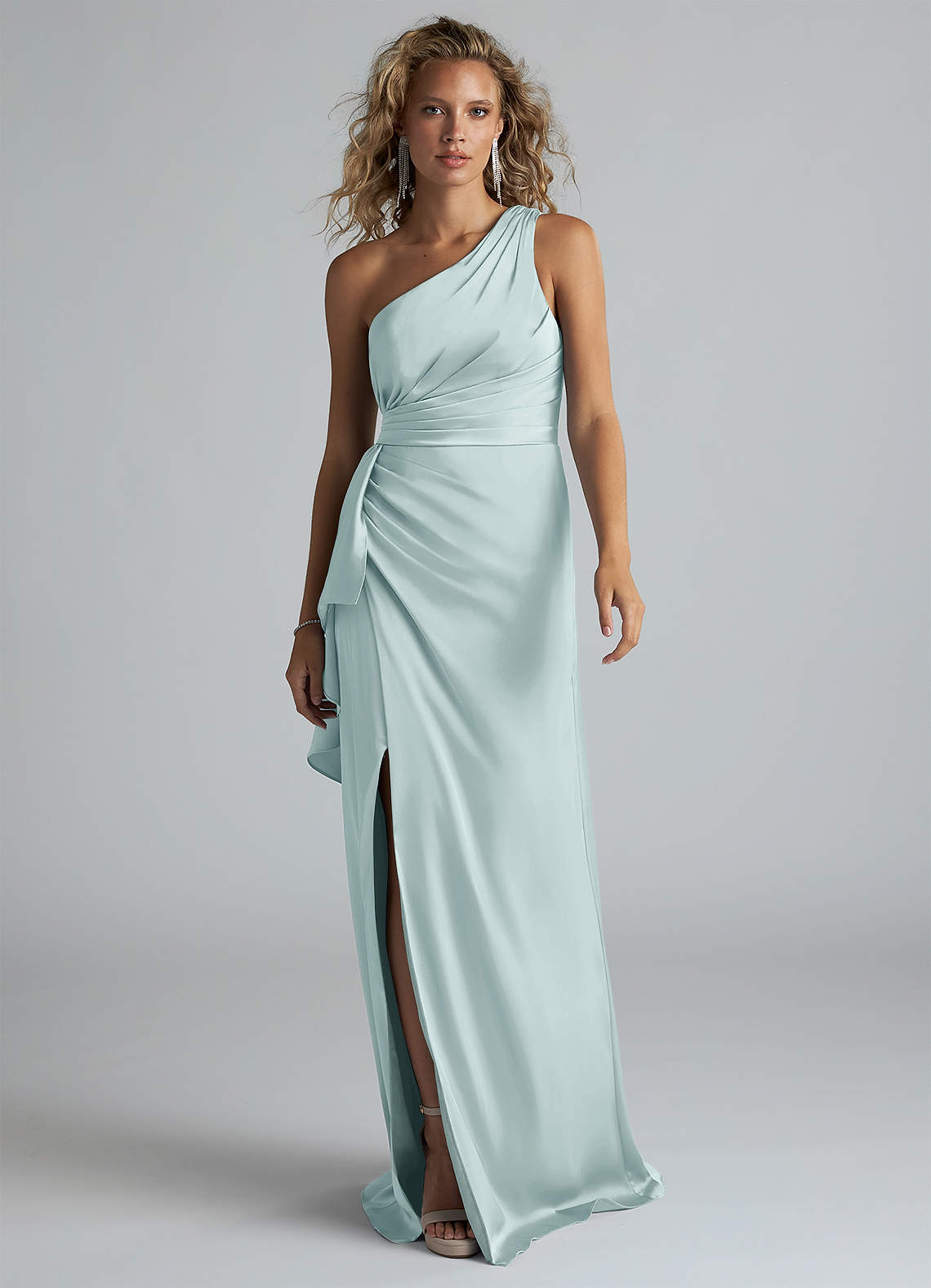 Azazie Maive Robes de demoiselle d'honneur Robe Fourreau en Satin extensible Rayé Brume image1