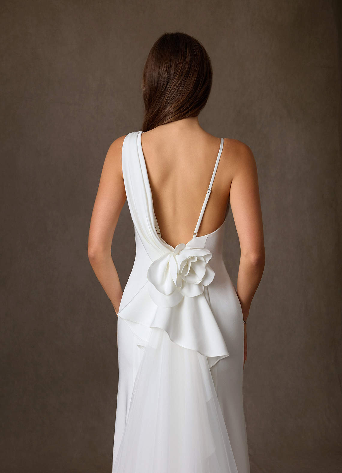 Azazie Laniece Vestidos de novia Vestido de Diamante Blanco de Satén con cara trasera de crepé de Corte Recto image3