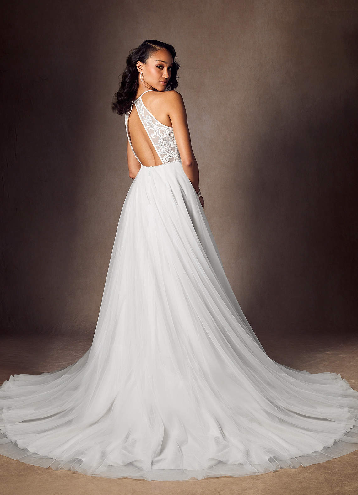 Azazie Odell Vestidos de novia Vestido de Diamante Blanco de Tul de Corte en A con Halter Lentejuelas image1