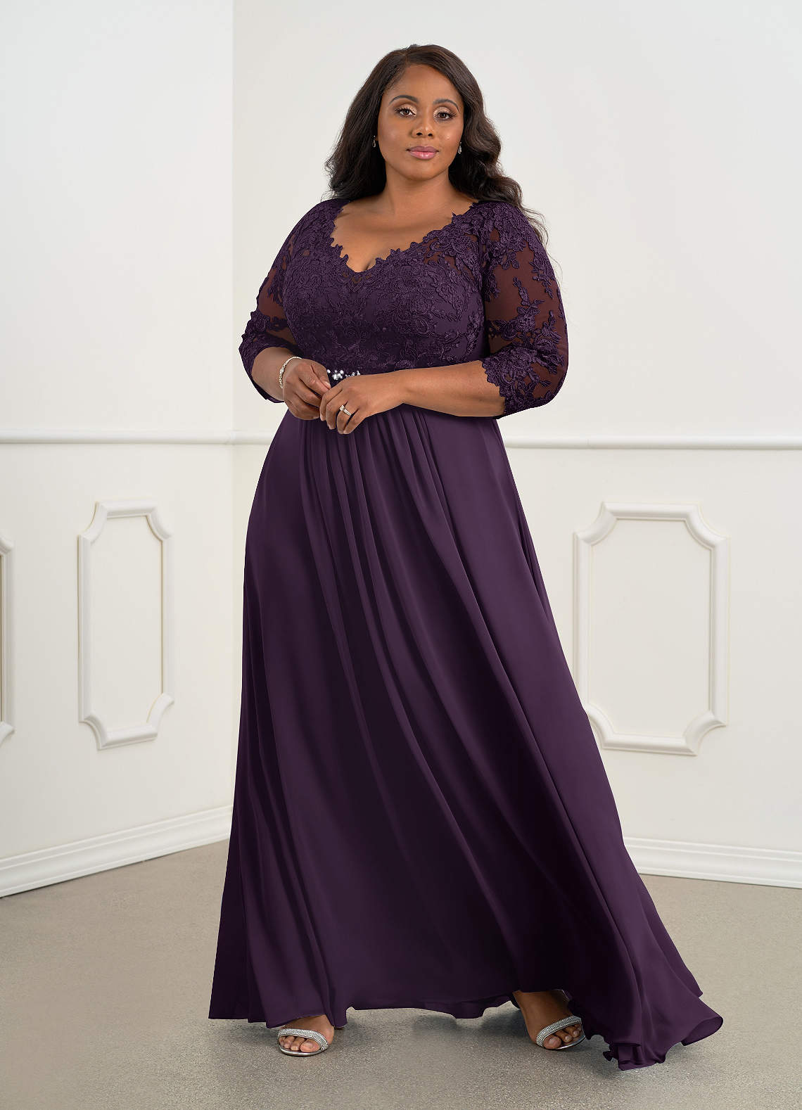 Azazie Hayek vestidos de madre de la novia Vestido de Ciruela de Gasa de Corte En A con Cuello en V de encaje image1